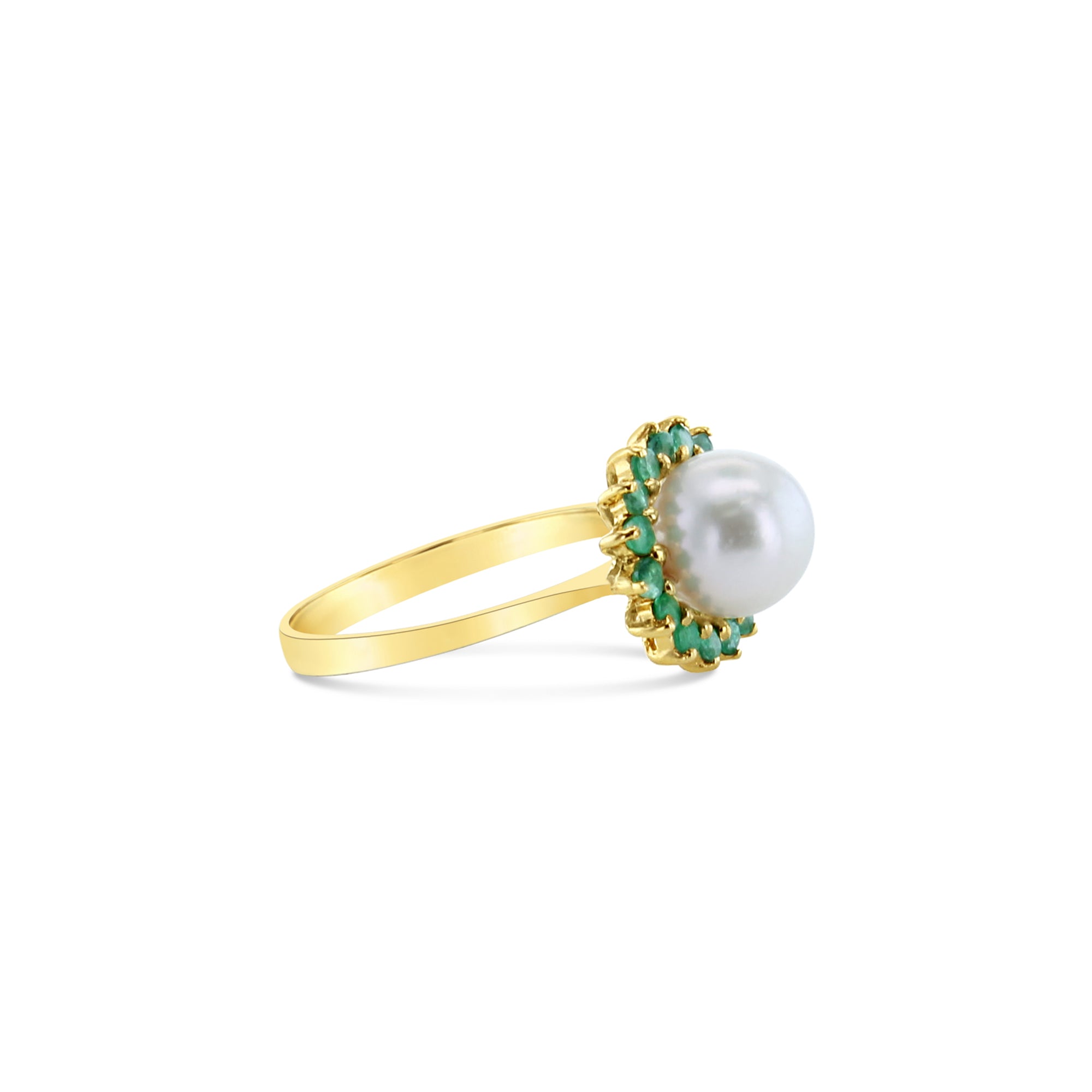 Anillo con halo de perla y esmeralda en oro amarillo de 14 k
