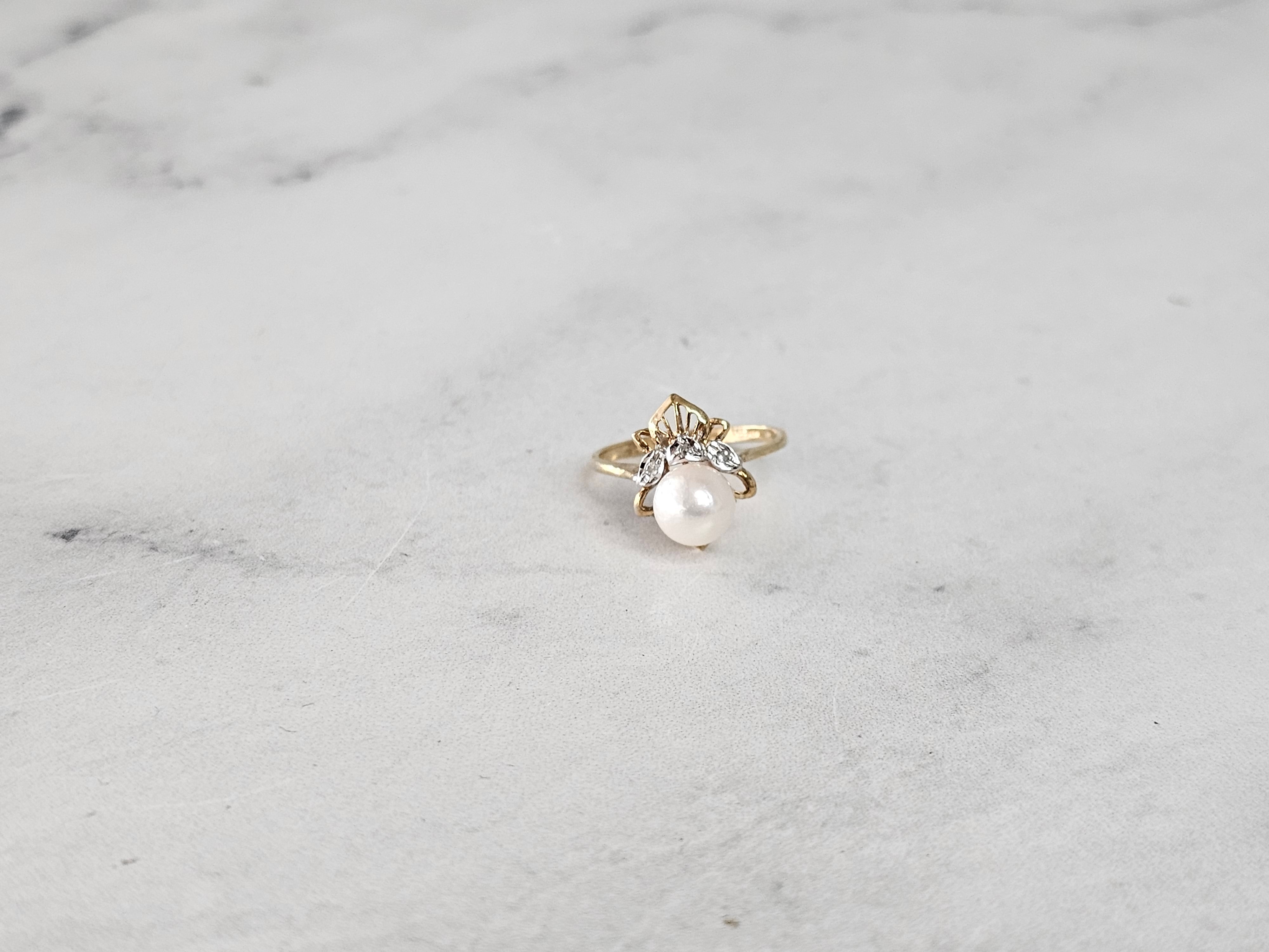 Anillo de perla solitaria de 7 mm con detalles de diamantes estilo corona