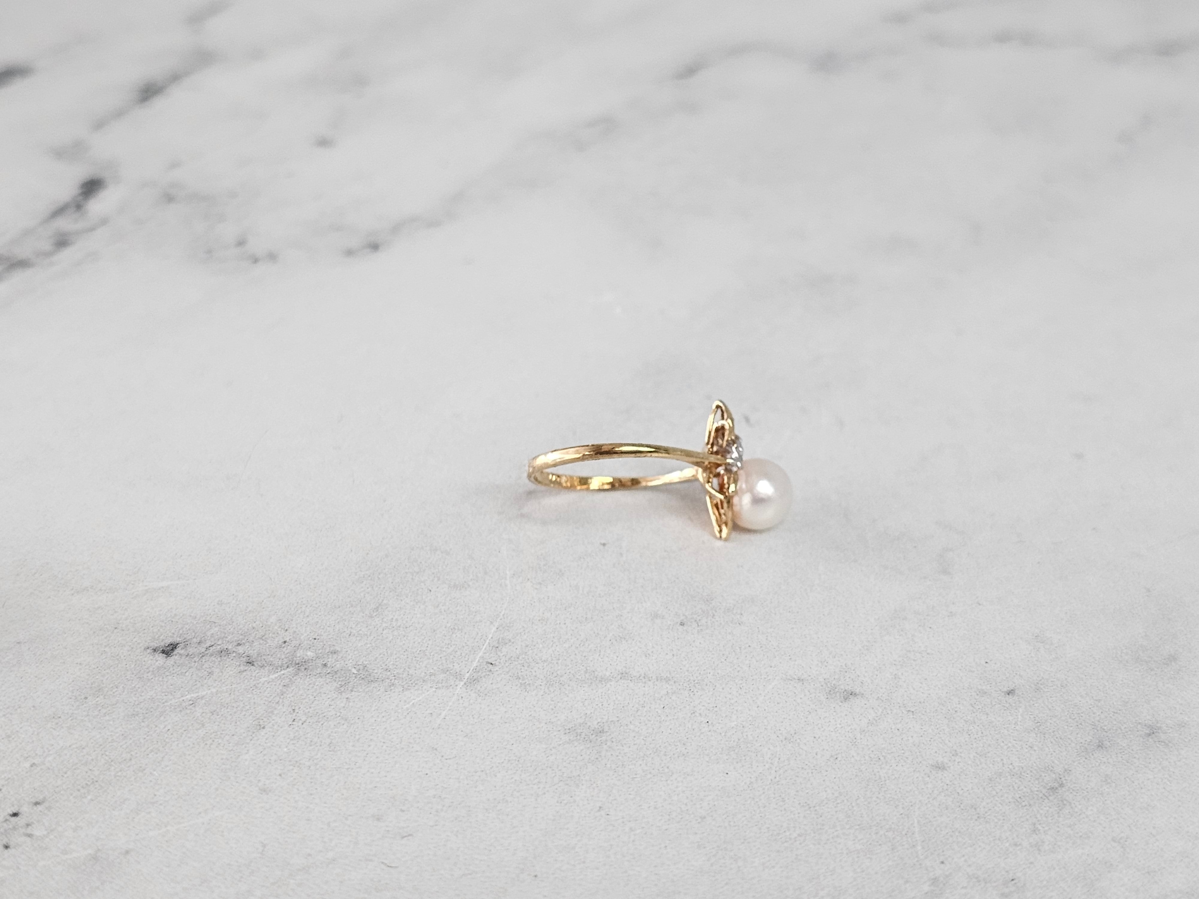 Anillo de perla solitaria de 7 mm con detalles de diamantes estilo corona