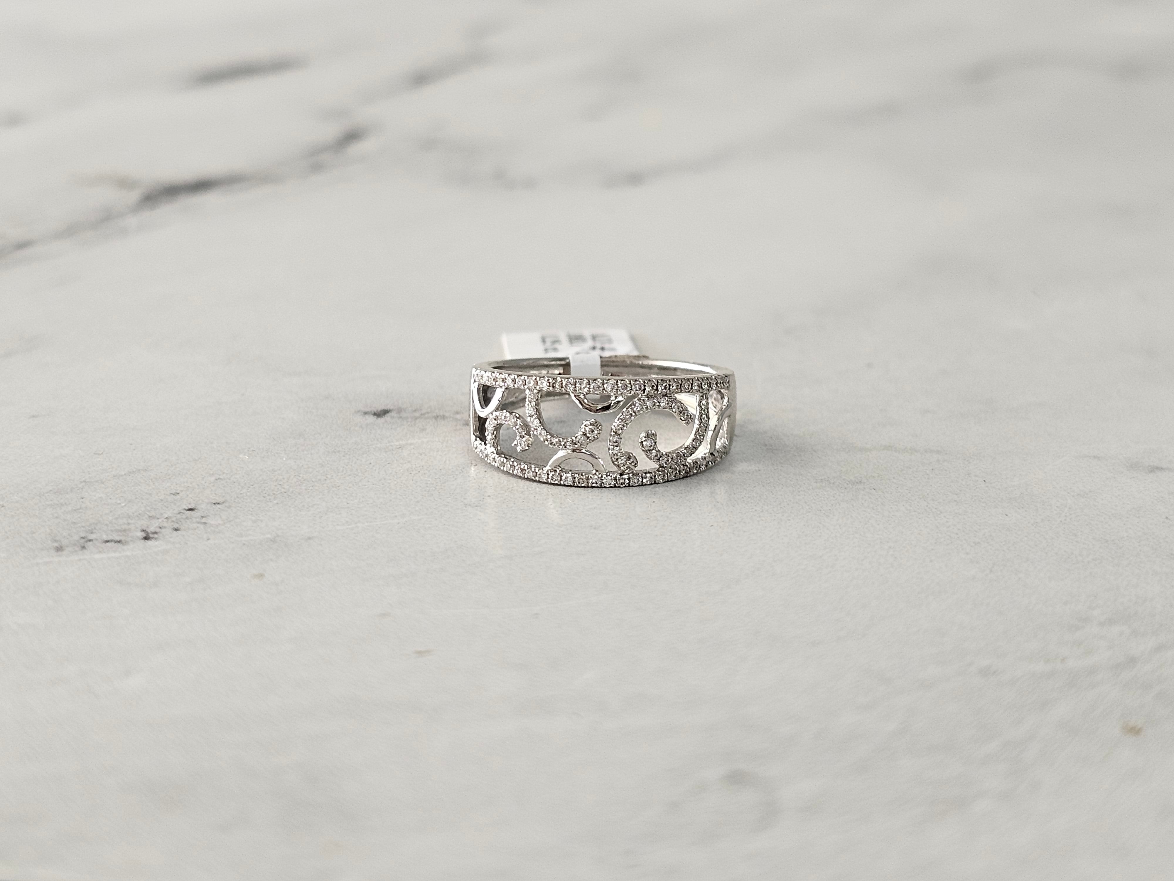 Anillo de diamantes estilo antiguo en oro blanco de 18 k
