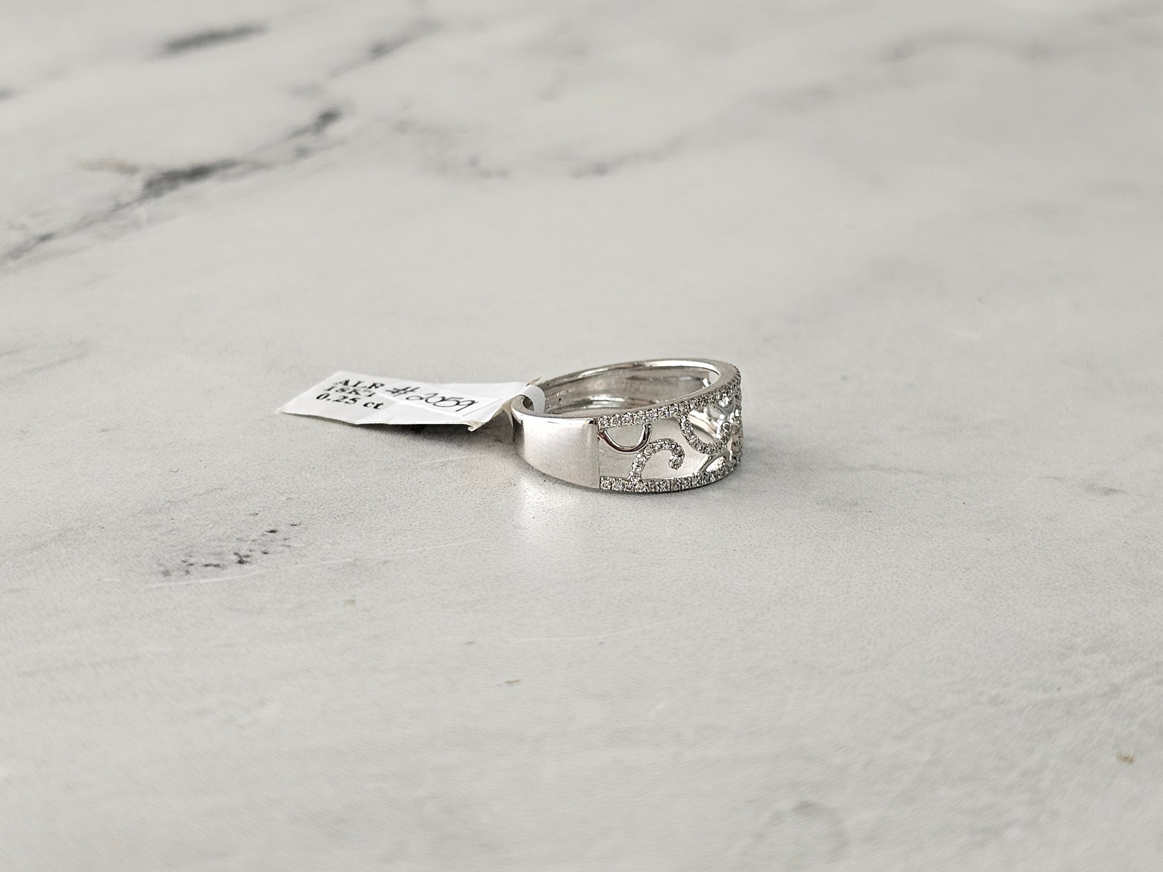 Anillo de diamantes estilo antiguo en oro blanco de 18 k