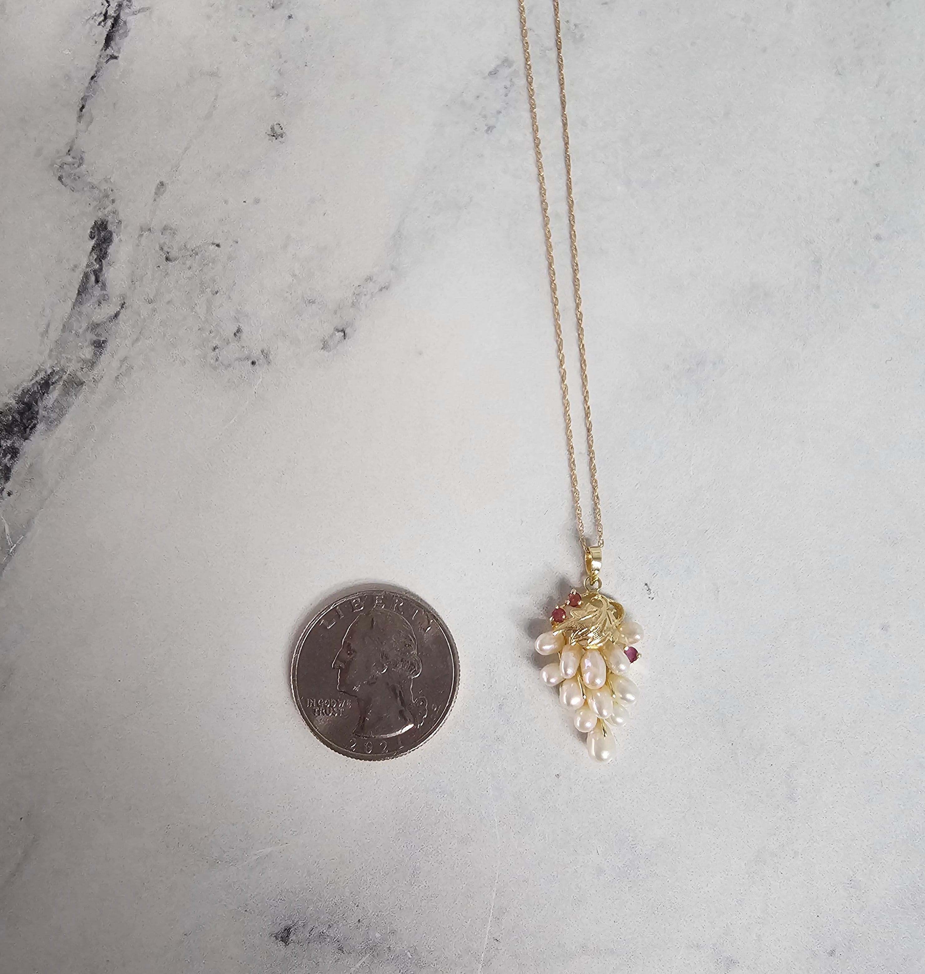 Collar de racimos de uvas y perlas con detalles de rubí