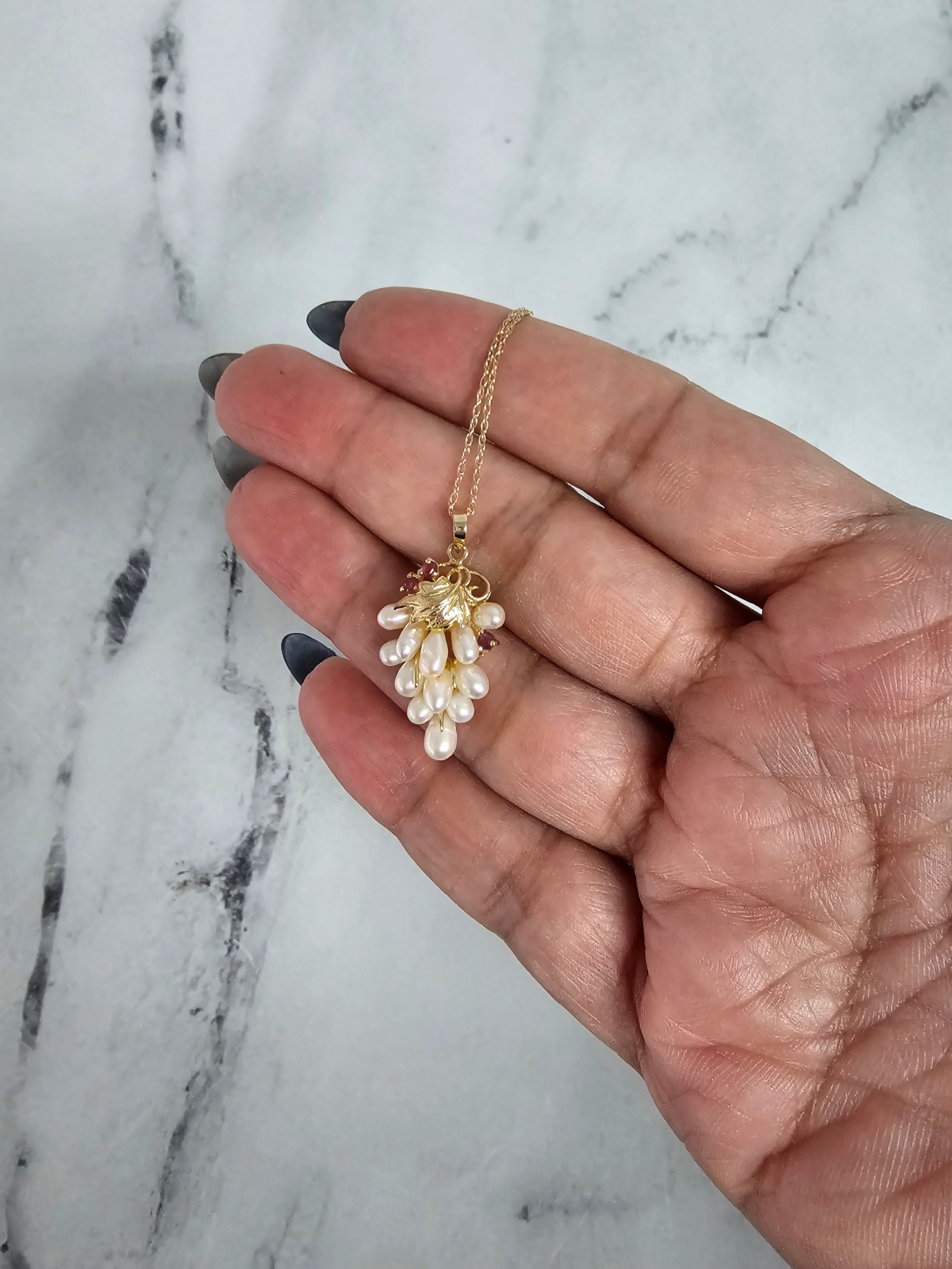 Collar de racimos de uvas y perlas con detalles de rubí