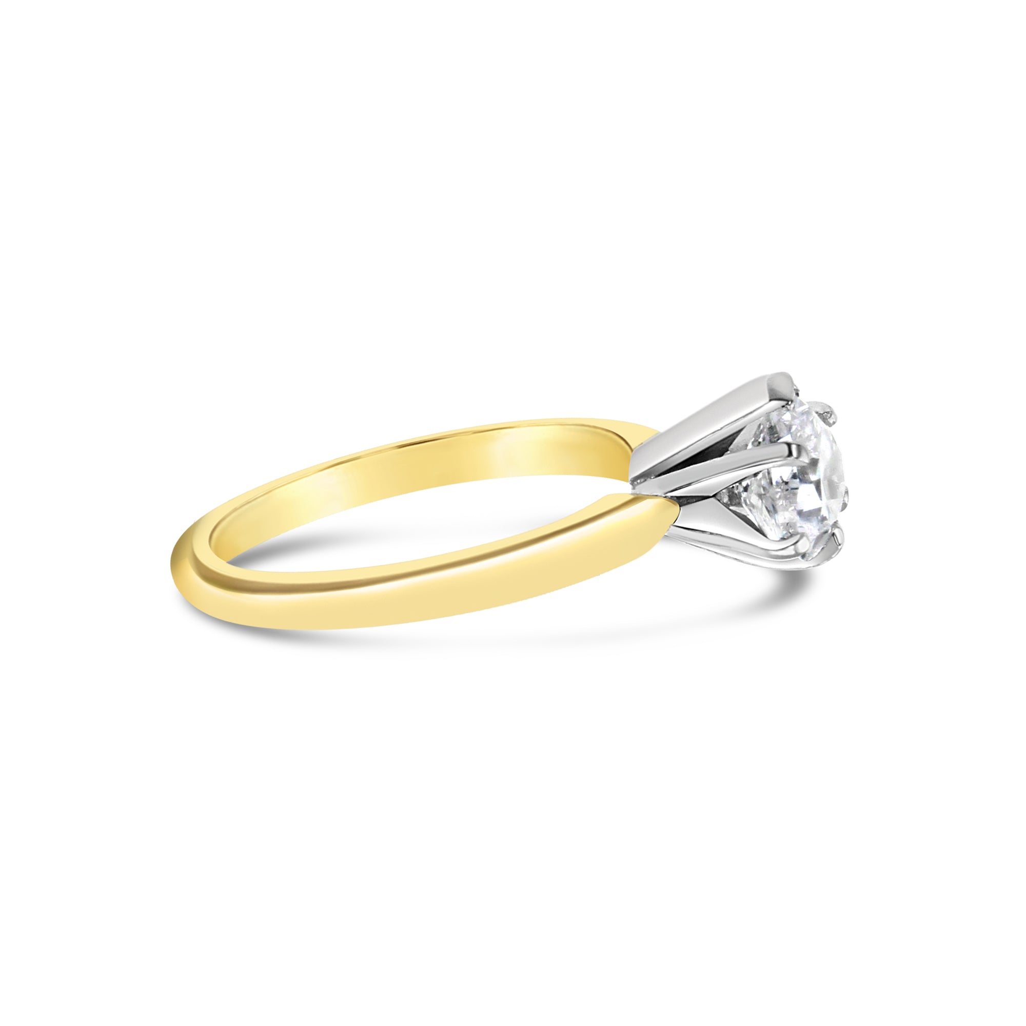Anillo de compromiso con diamante solitario en forma de corazón de un quilate