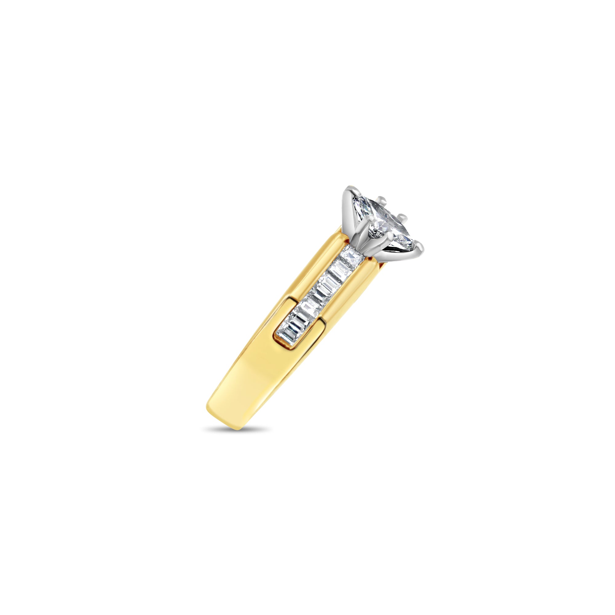 Anillo de compromiso con diamante central de talla marquesa de un quilate y detalles de talla baguette