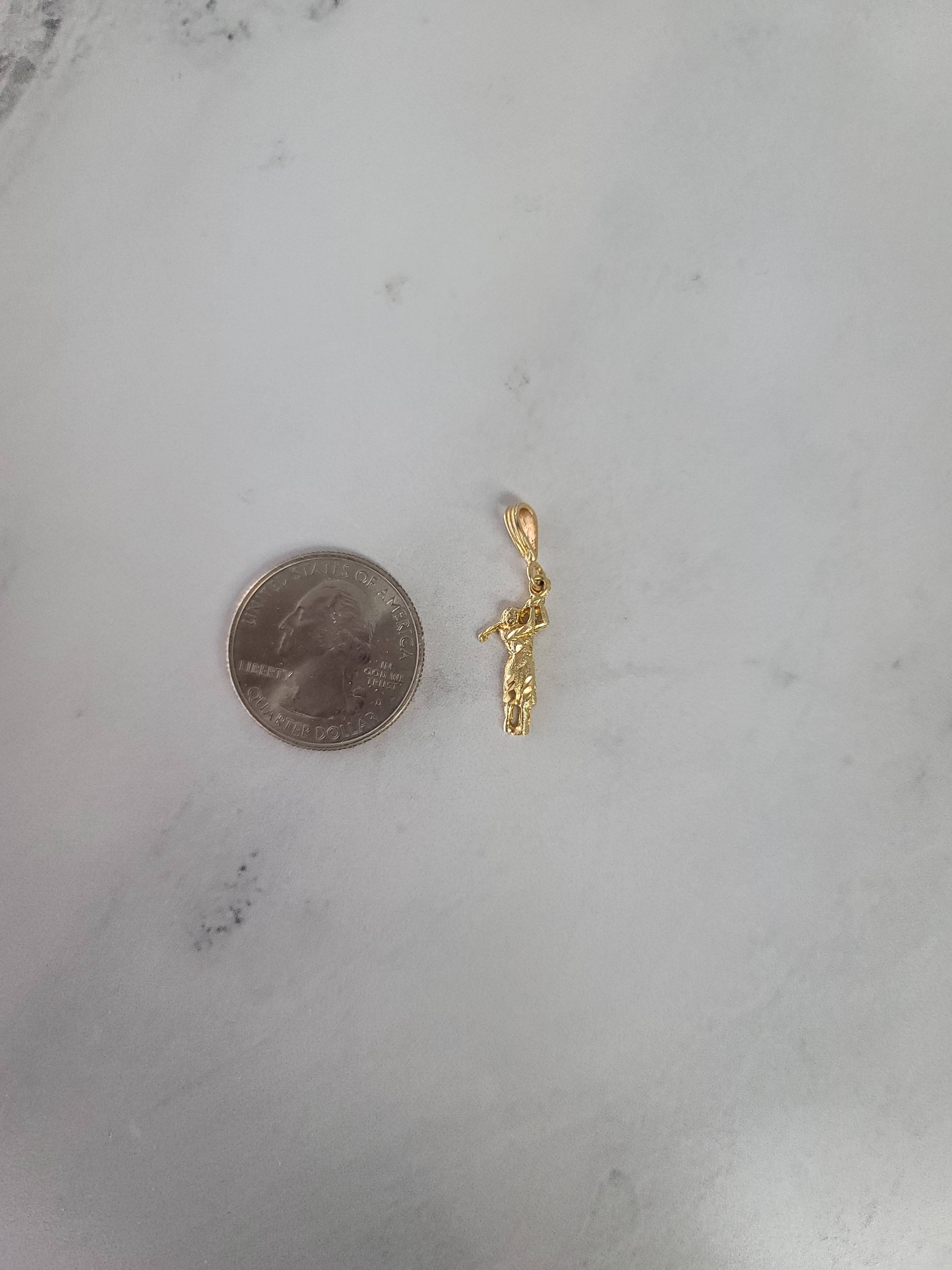 Golfista femenina con cortes de diamantes en oro amarillo de 14 k