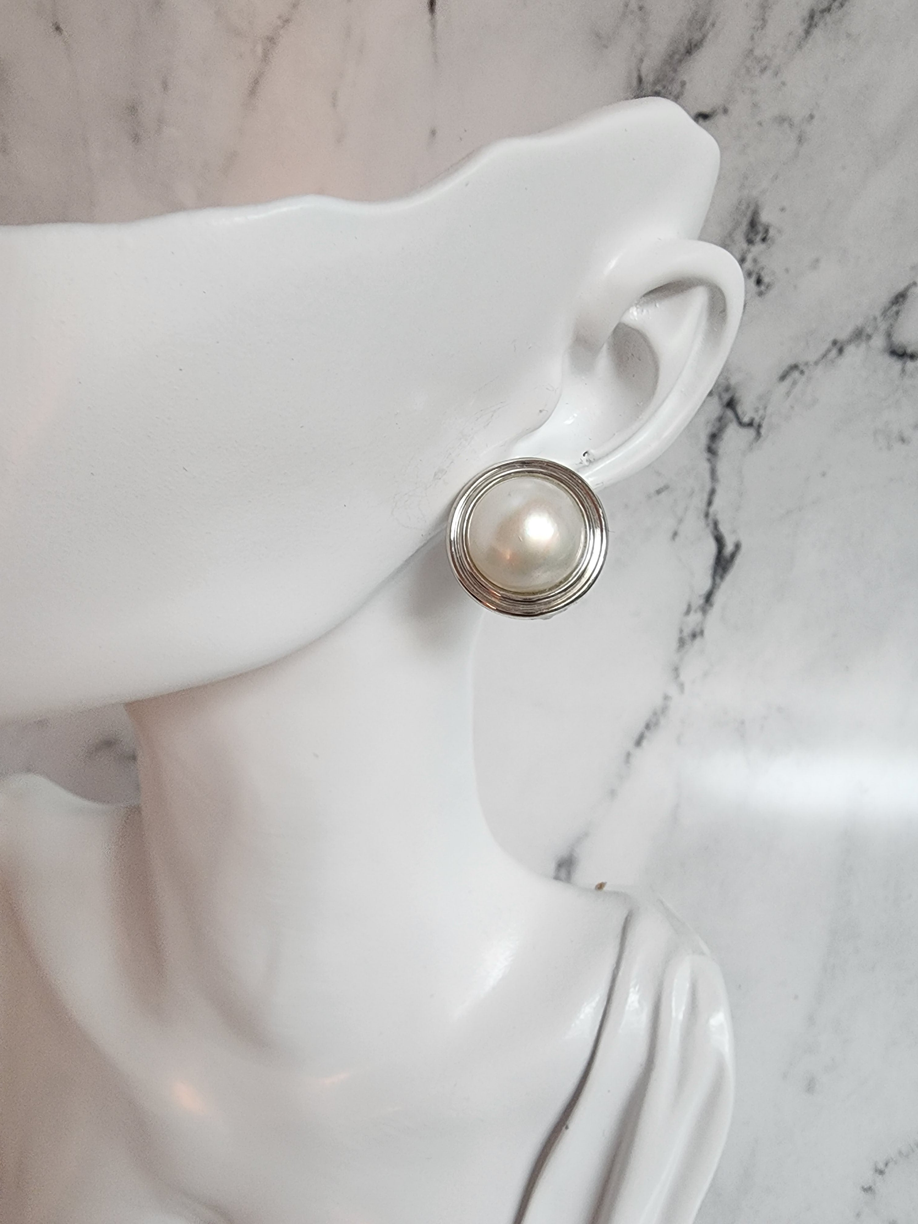 Pendientes Mabe de 19 mm con marco de bisel de oro blanco de 14 k