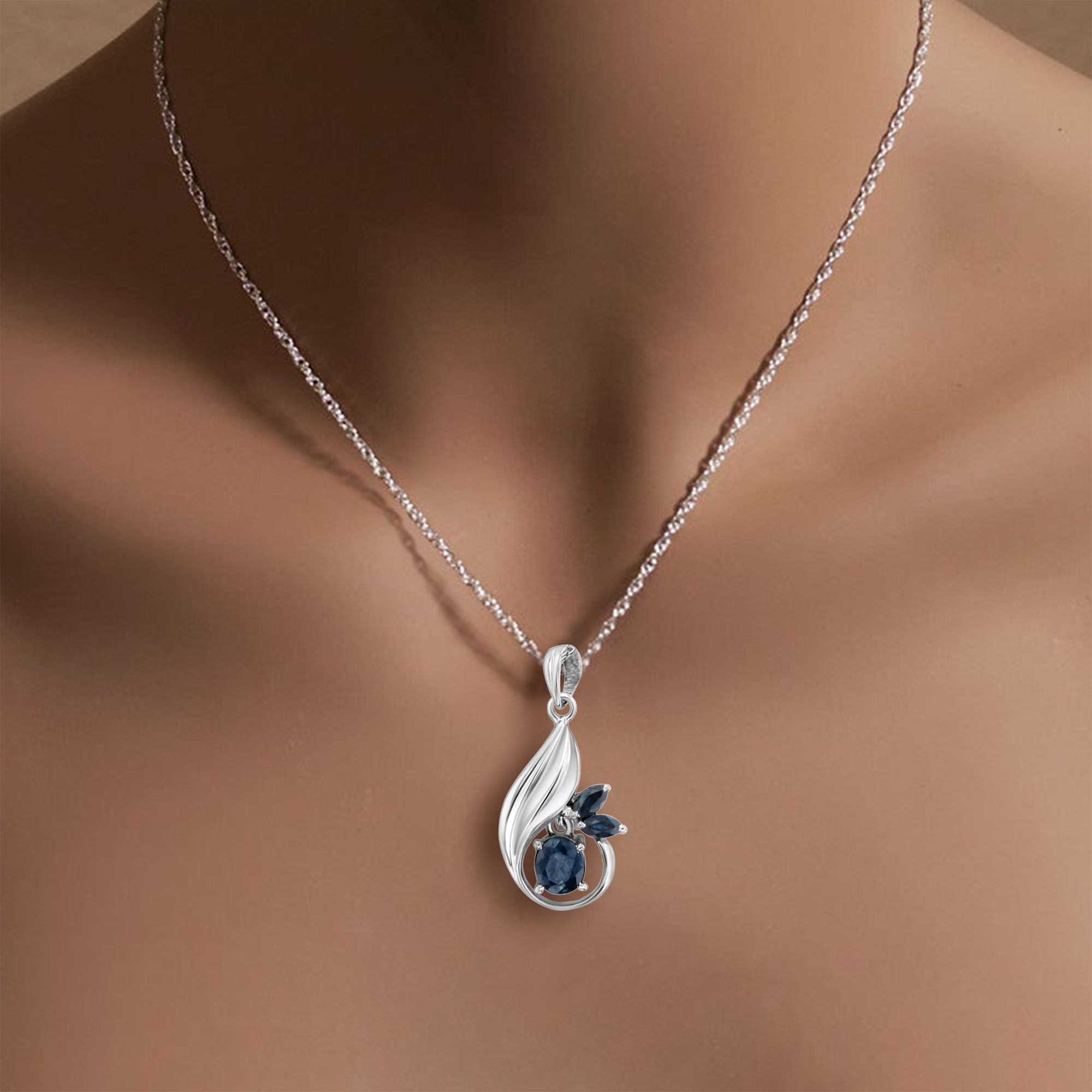 Collar de oro blanco con zafiro ovalado