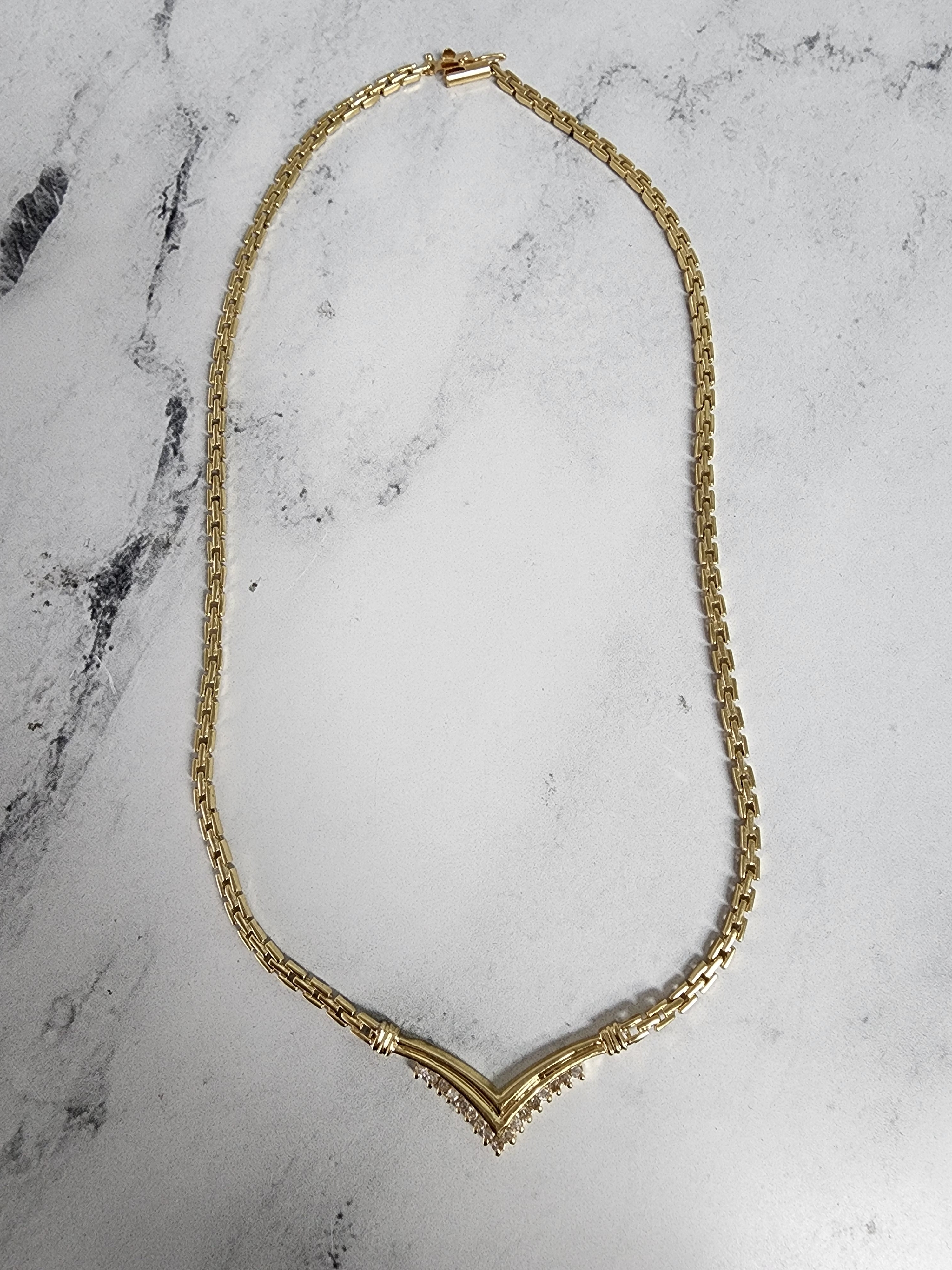 Collar Chevron con diamantes en oro amarillo de 14 k