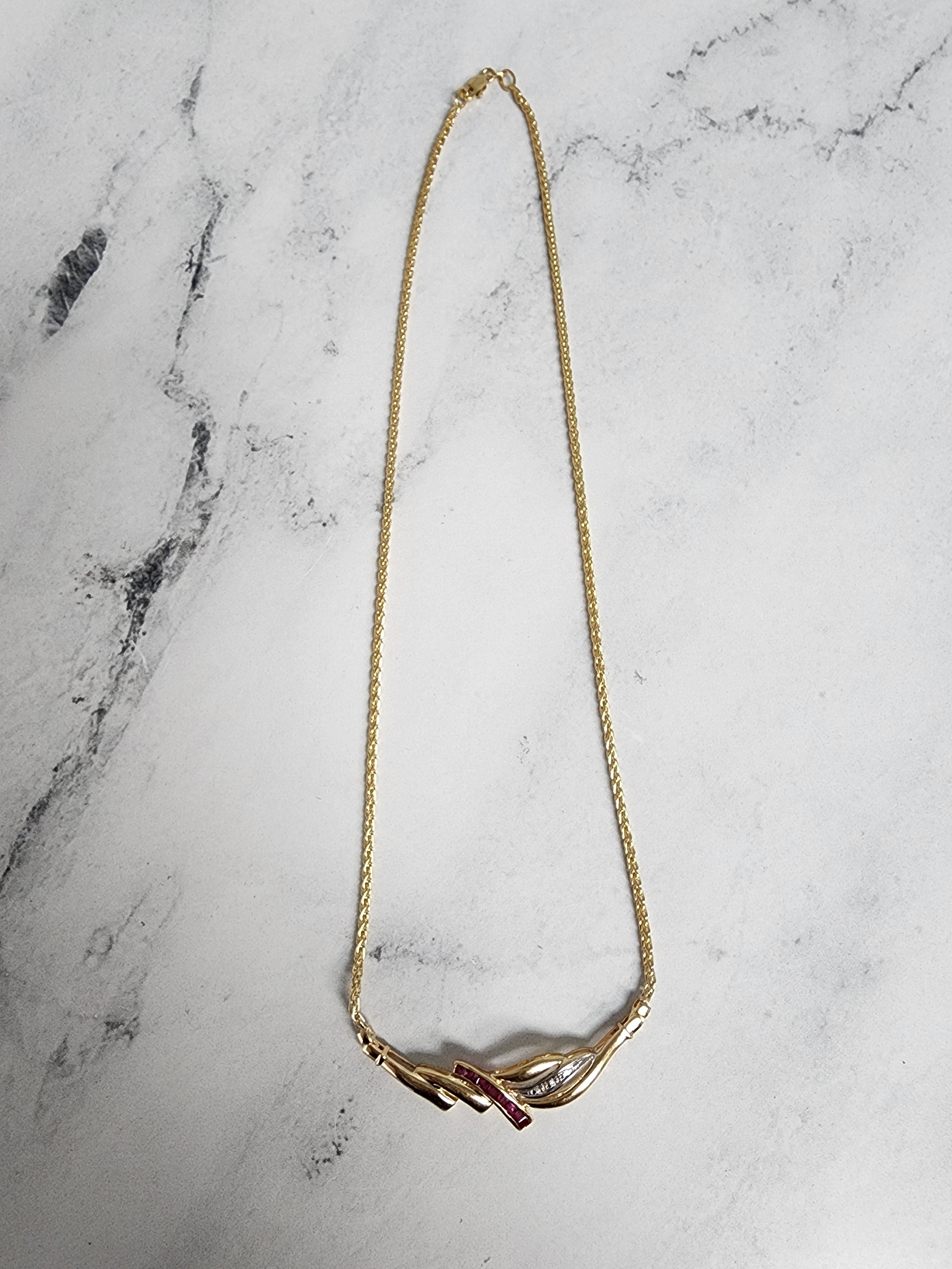 Collar de diamantes y rubíes de medio quilate con cadena de espigas