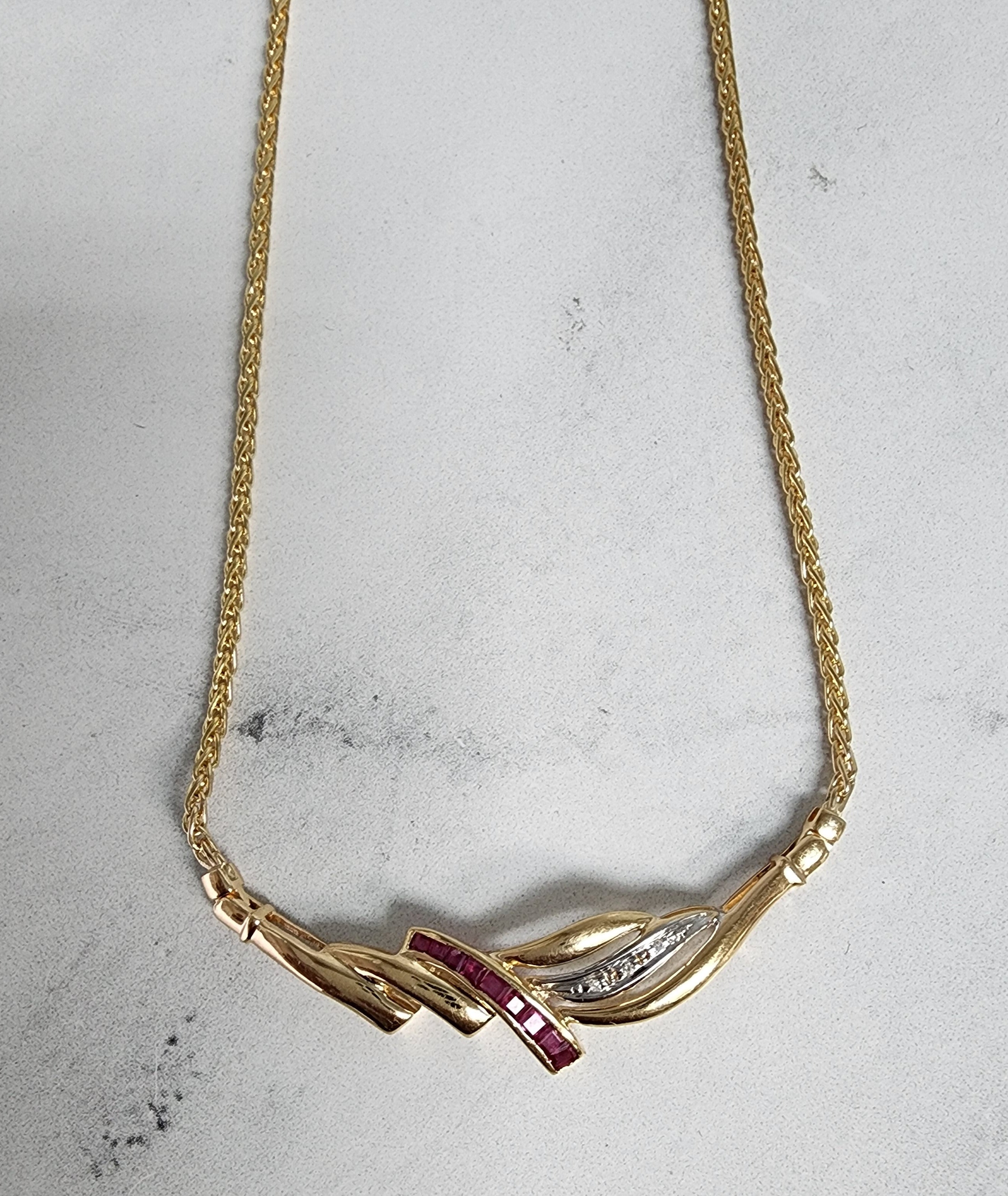 Collar de diamantes y rubíes de medio quilate con cadena de espigas