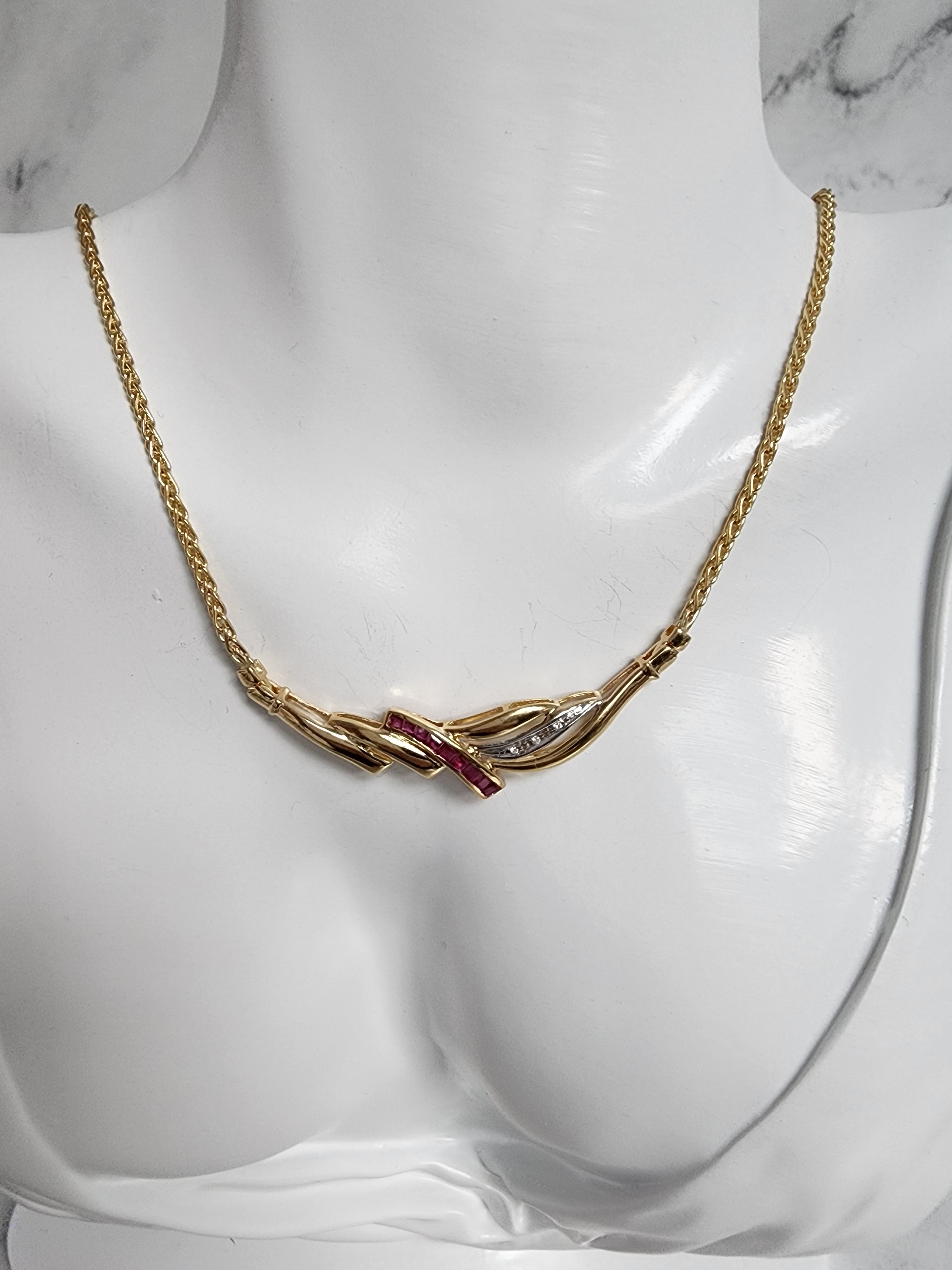 Collar de diamantes y rubíes de medio quilate con cadena de espigas