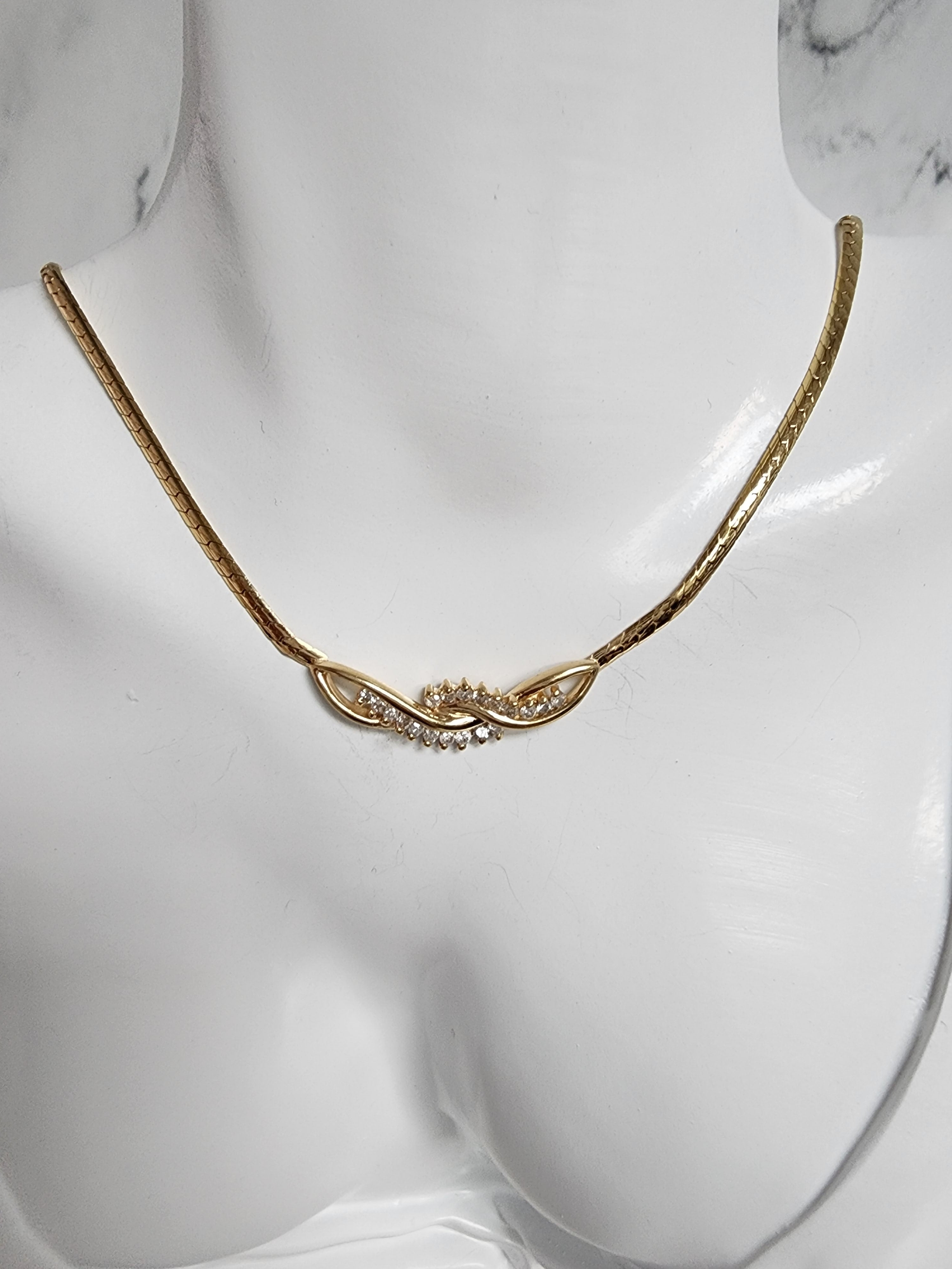 Collar de diamantes Infiniti con cadena de serpiente biselada