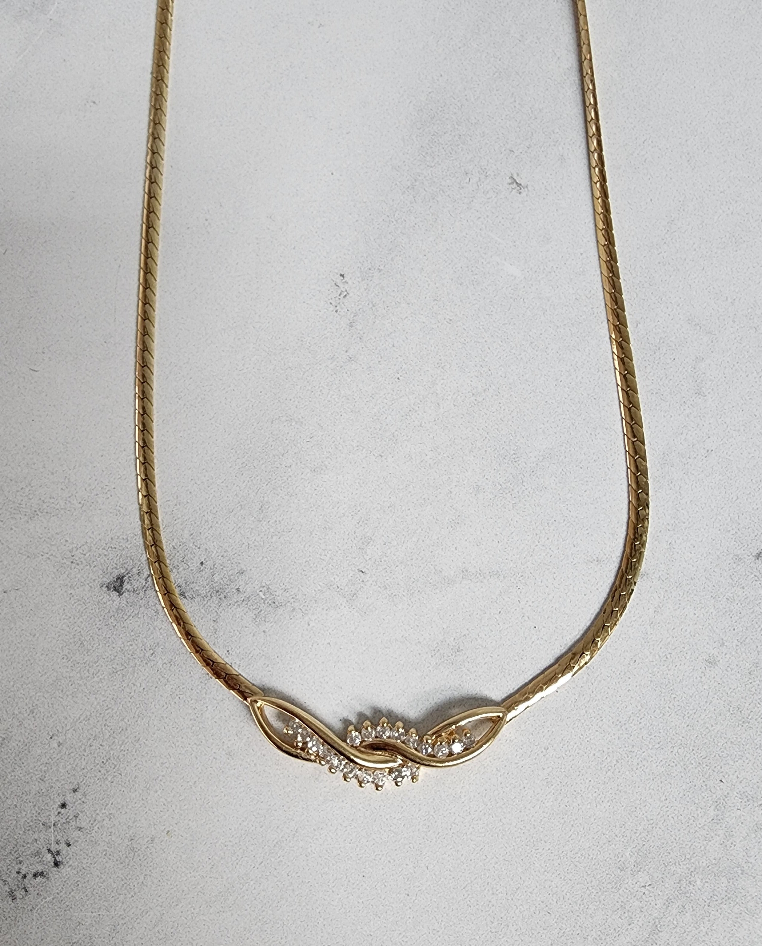 Collar de diamantes Infiniti con cadena de serpiente biselada