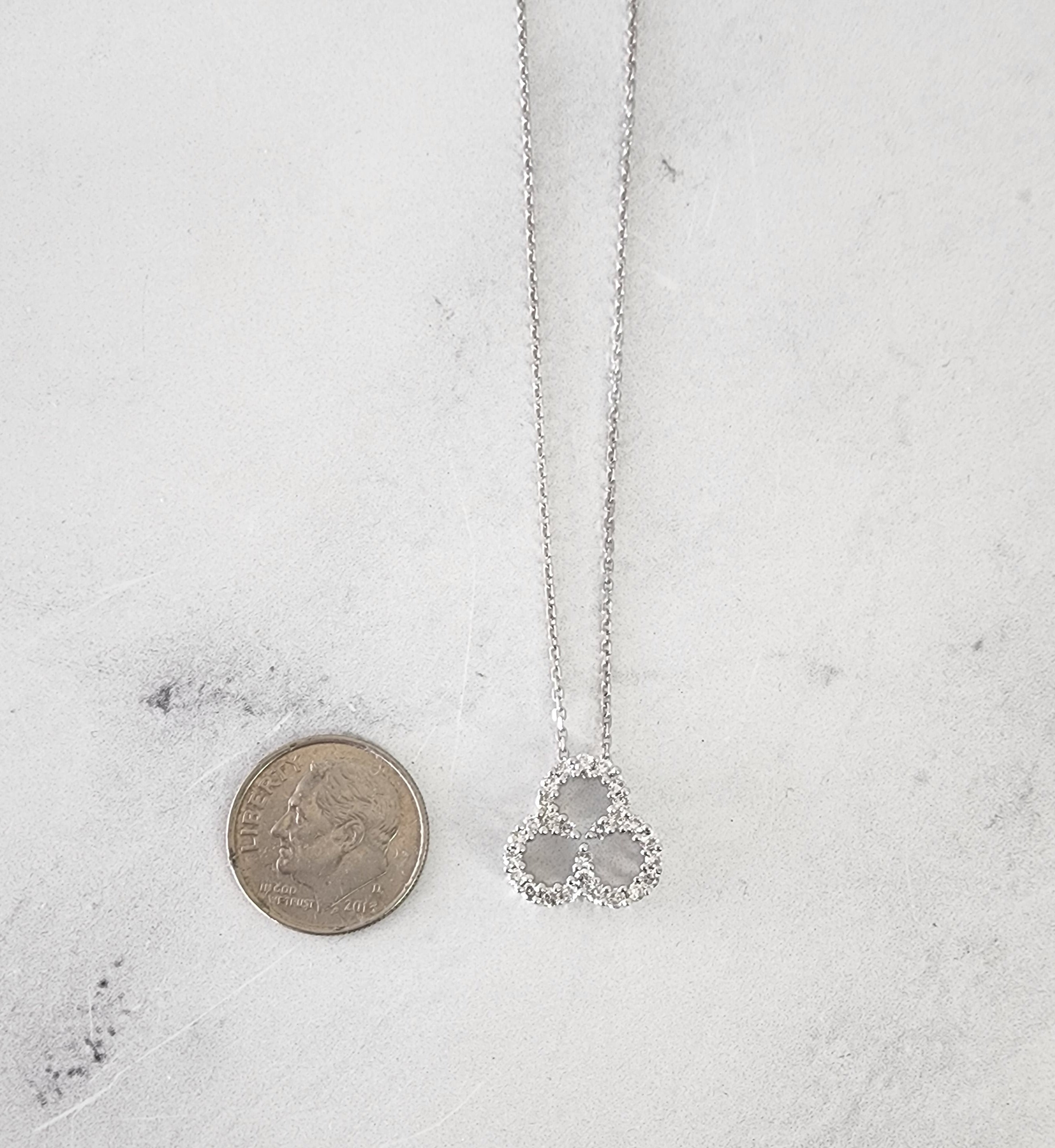 Collar de diamantes con trébol de tres hojas en oro blanco de 14 k