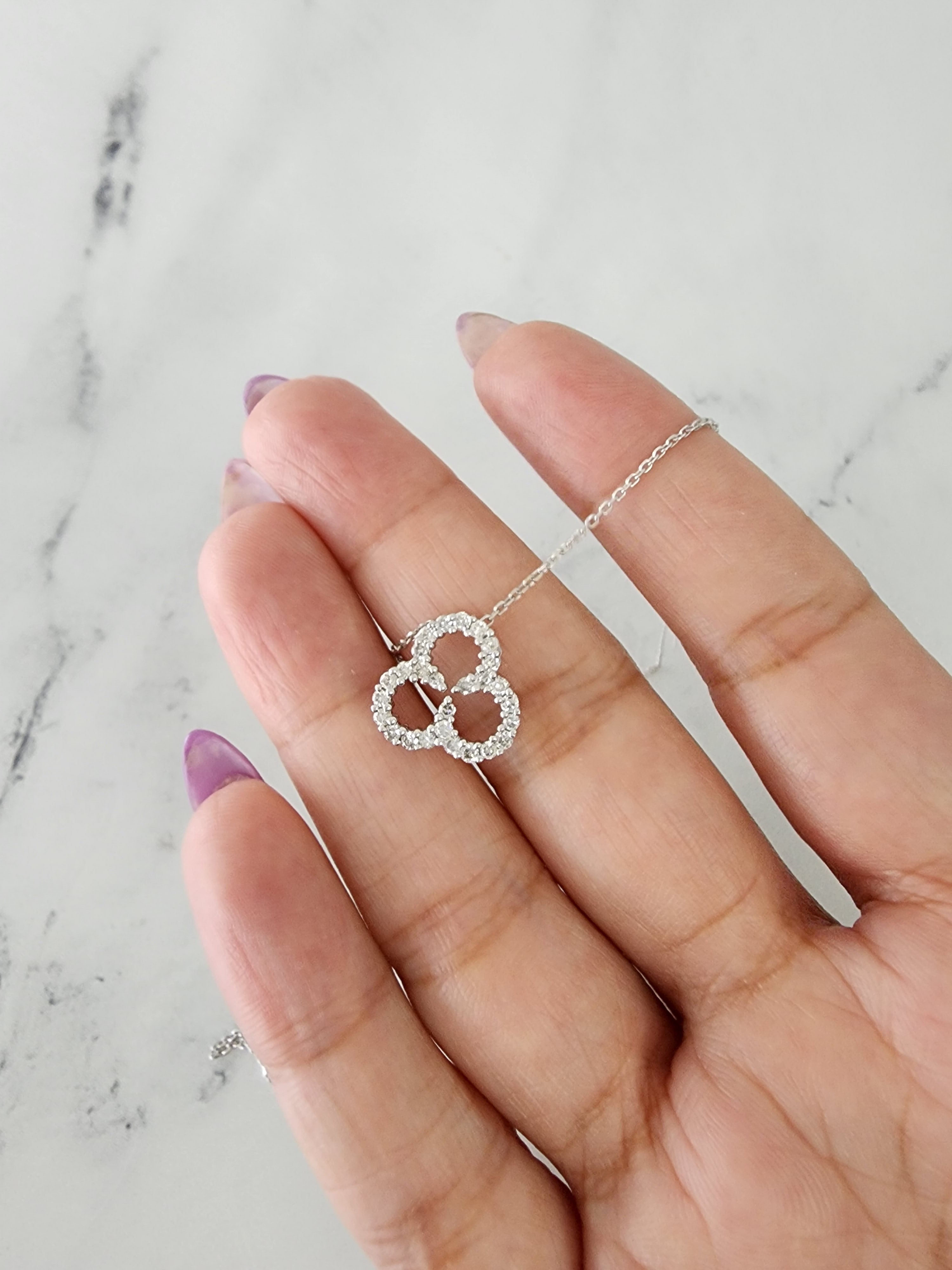 Collar de diamantes con trébol de tres hojas en oro blanco de 14 k