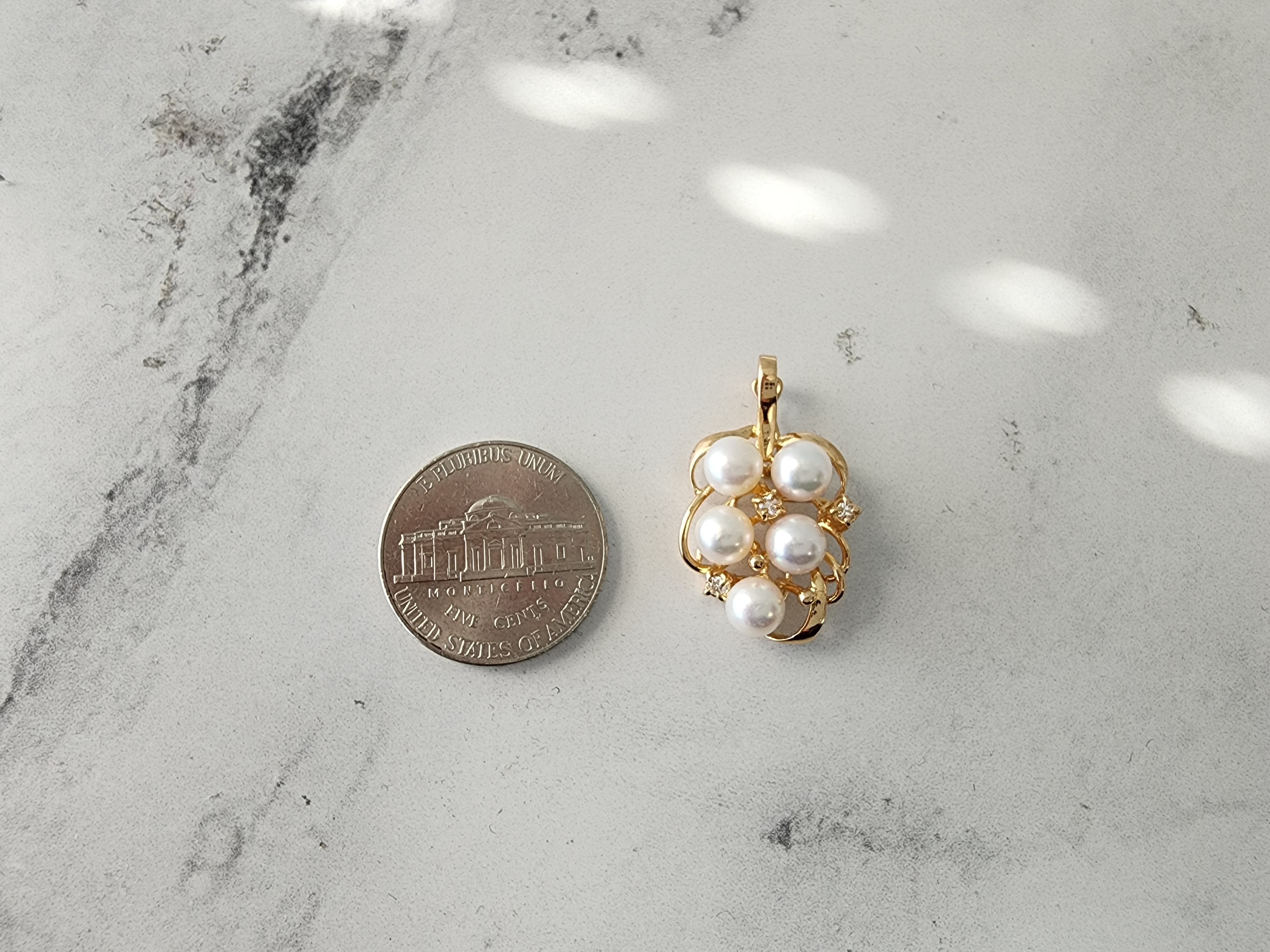 Collar con racimo de uvas y perlas de agua dulce con detalles de diamantes en oro amarillo de 14 k