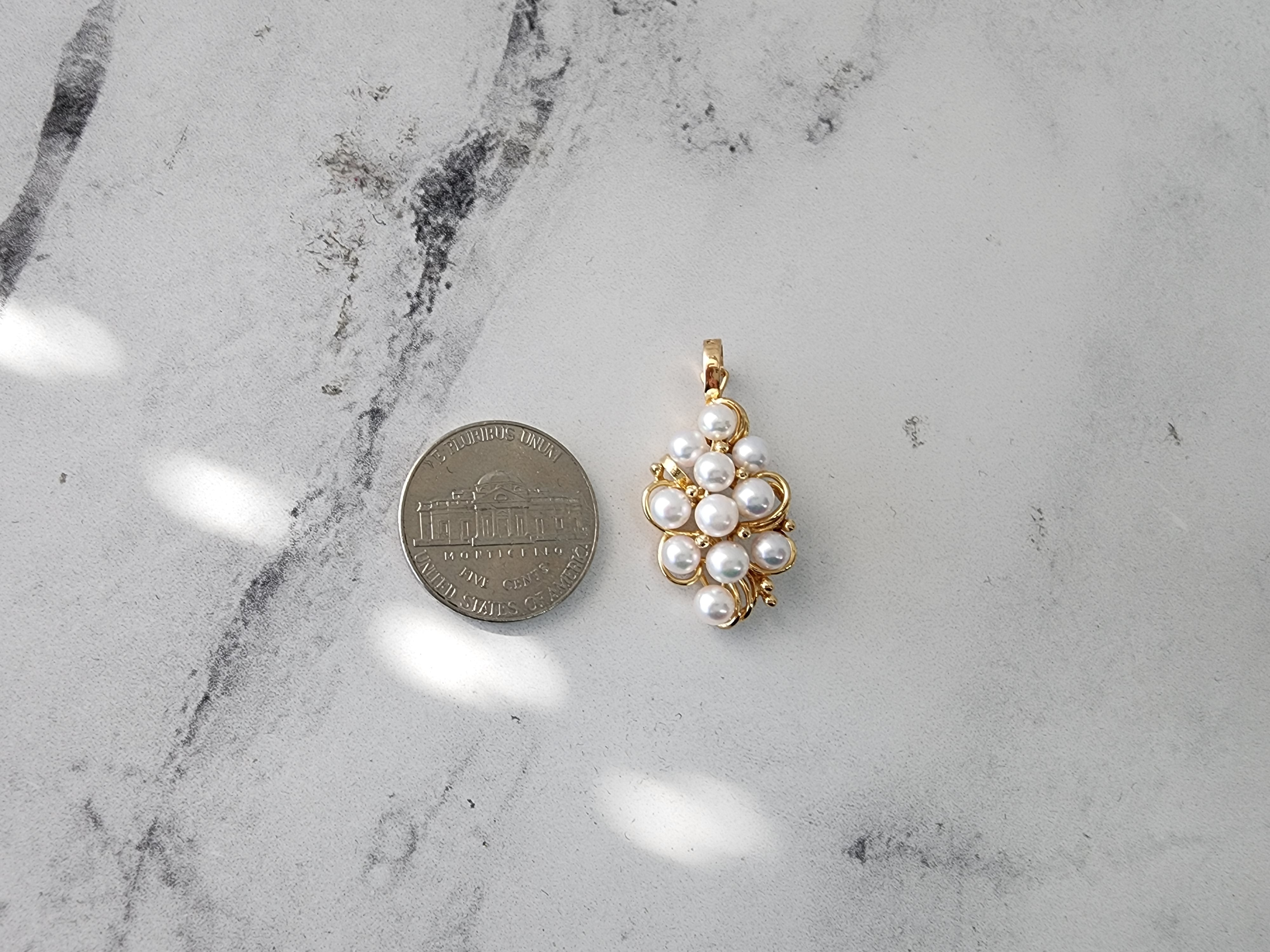 Collar de perlas de agua dulce con racimo de uvas en oro amarillo de 14 k