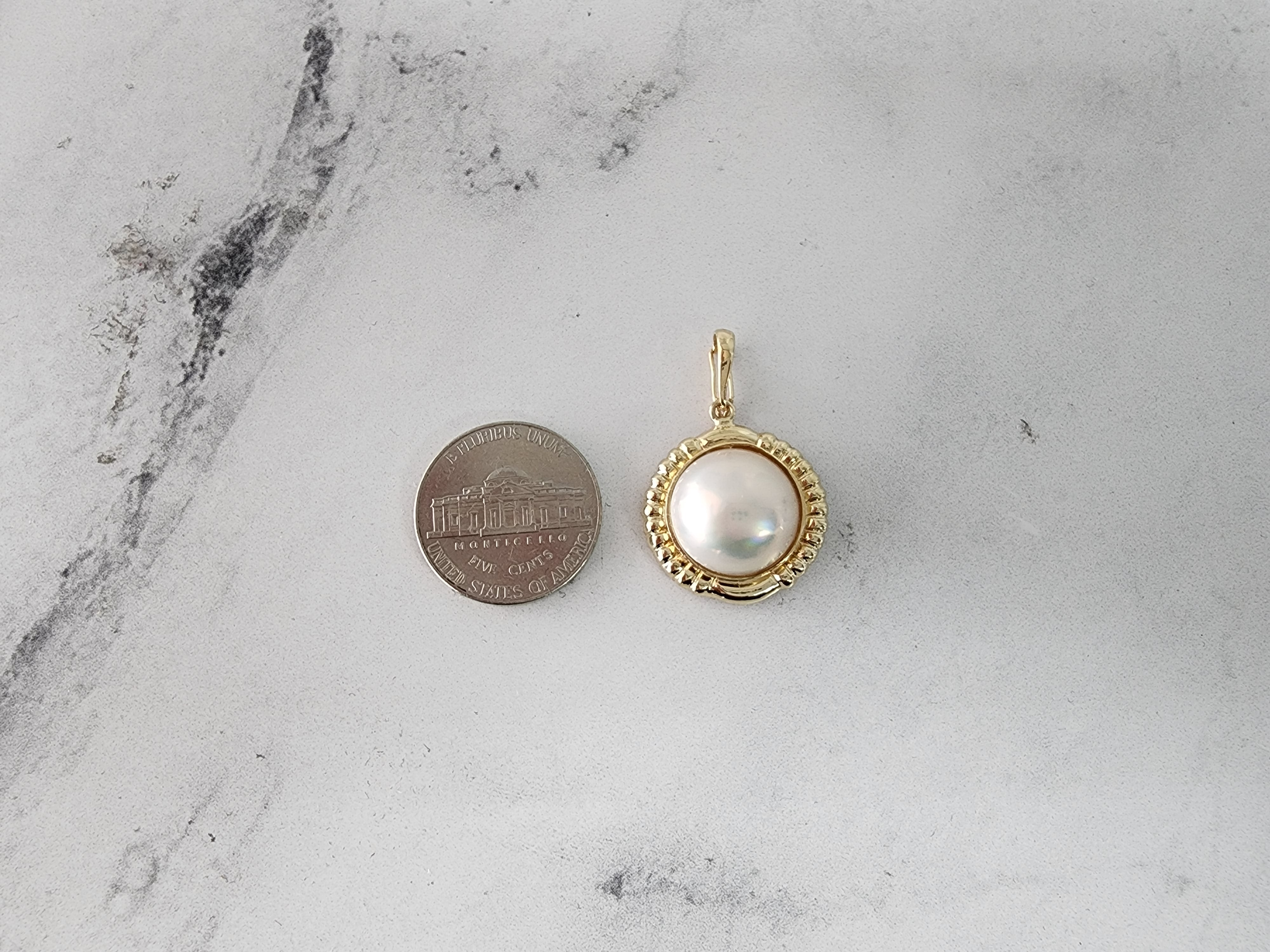 Collar de perlas Mabe con bisel dorado estriado
