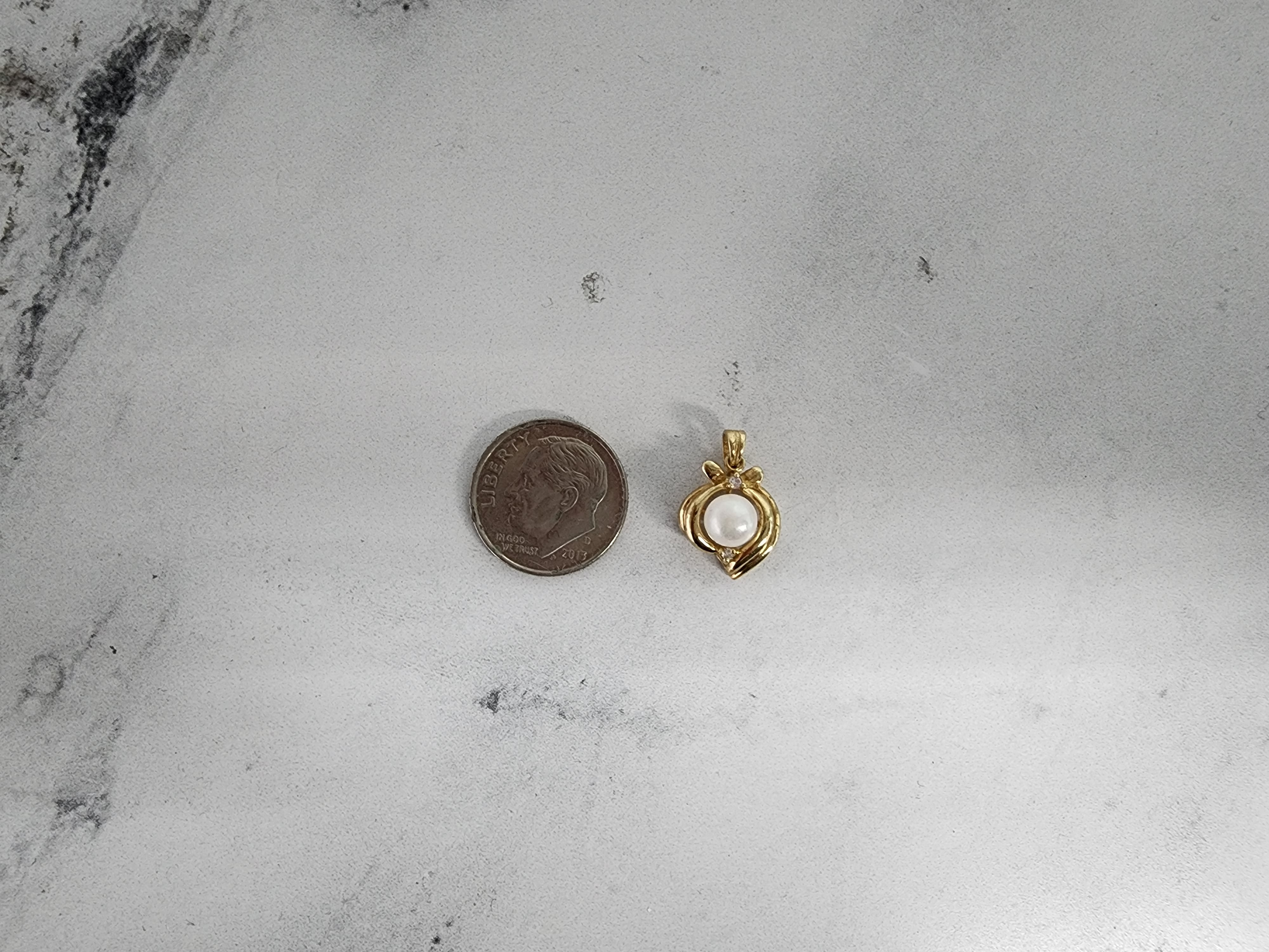 Collar de perlas pequeñas con detalles de diamantes