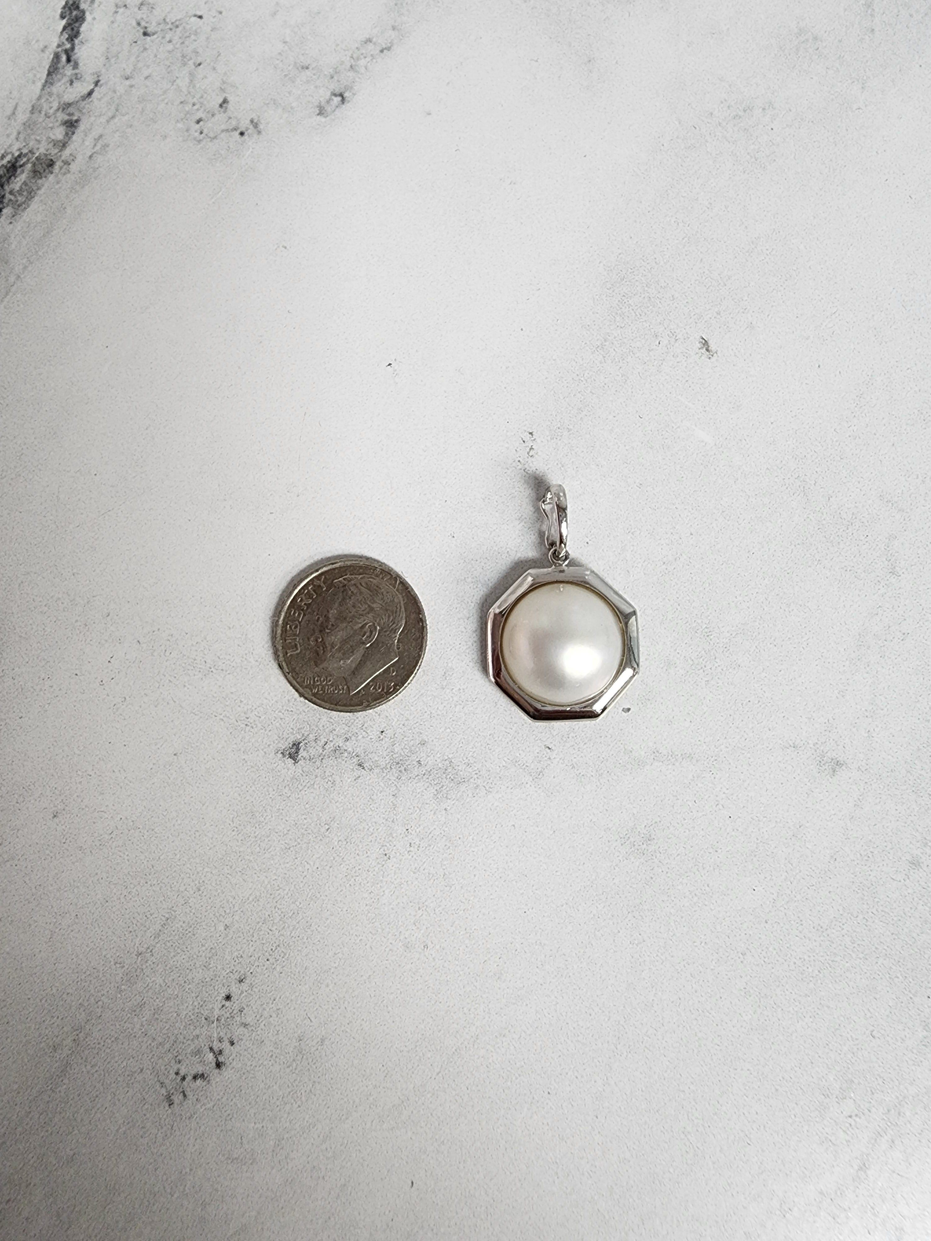 Colgante de perla Mabe de 13 mm a 14 mm con bisel pulido en oro blanco de 18 k