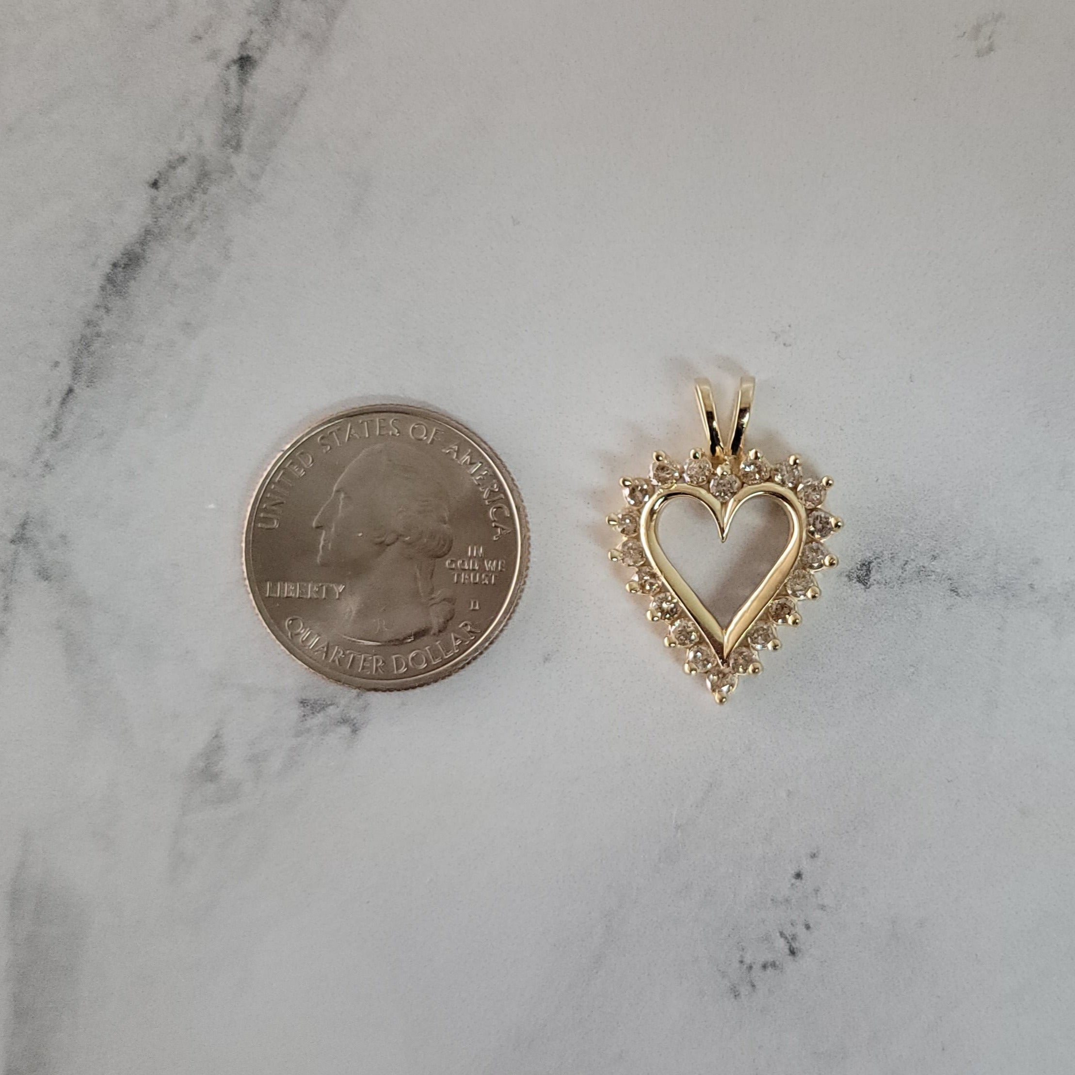 Collar con corazón de diamantes recortados en oro amarillo de 14 k