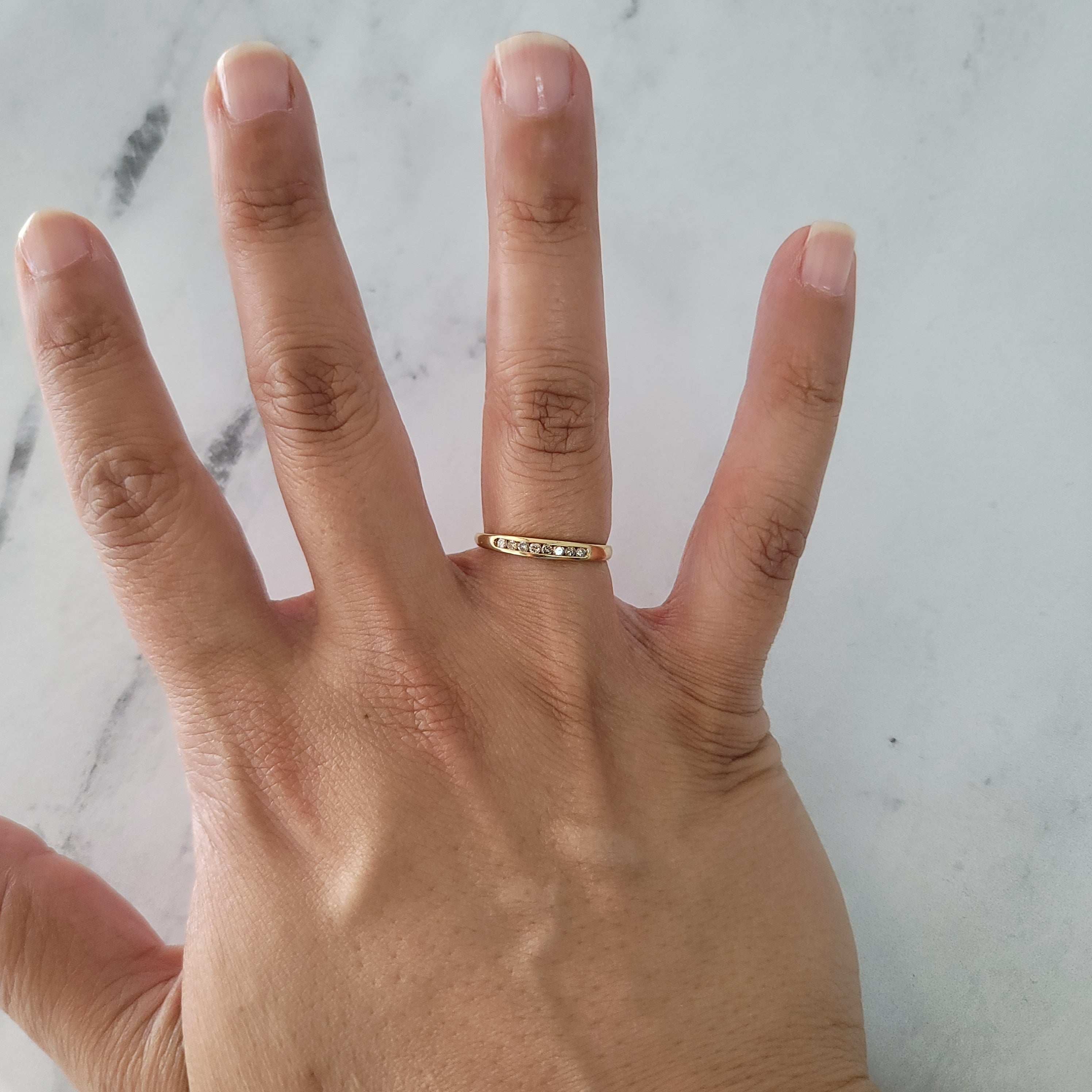 Delicada alianza de boda con diamantes pequeños