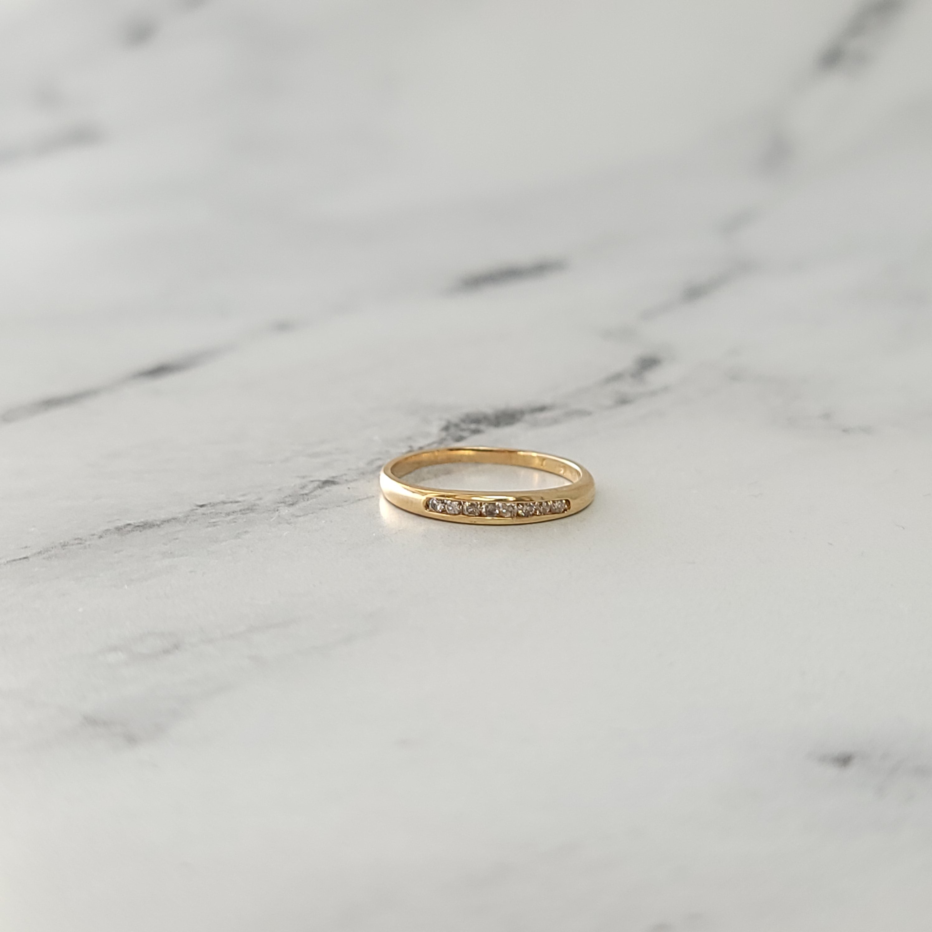 Delicada alianza de boda con diamantes pequeños