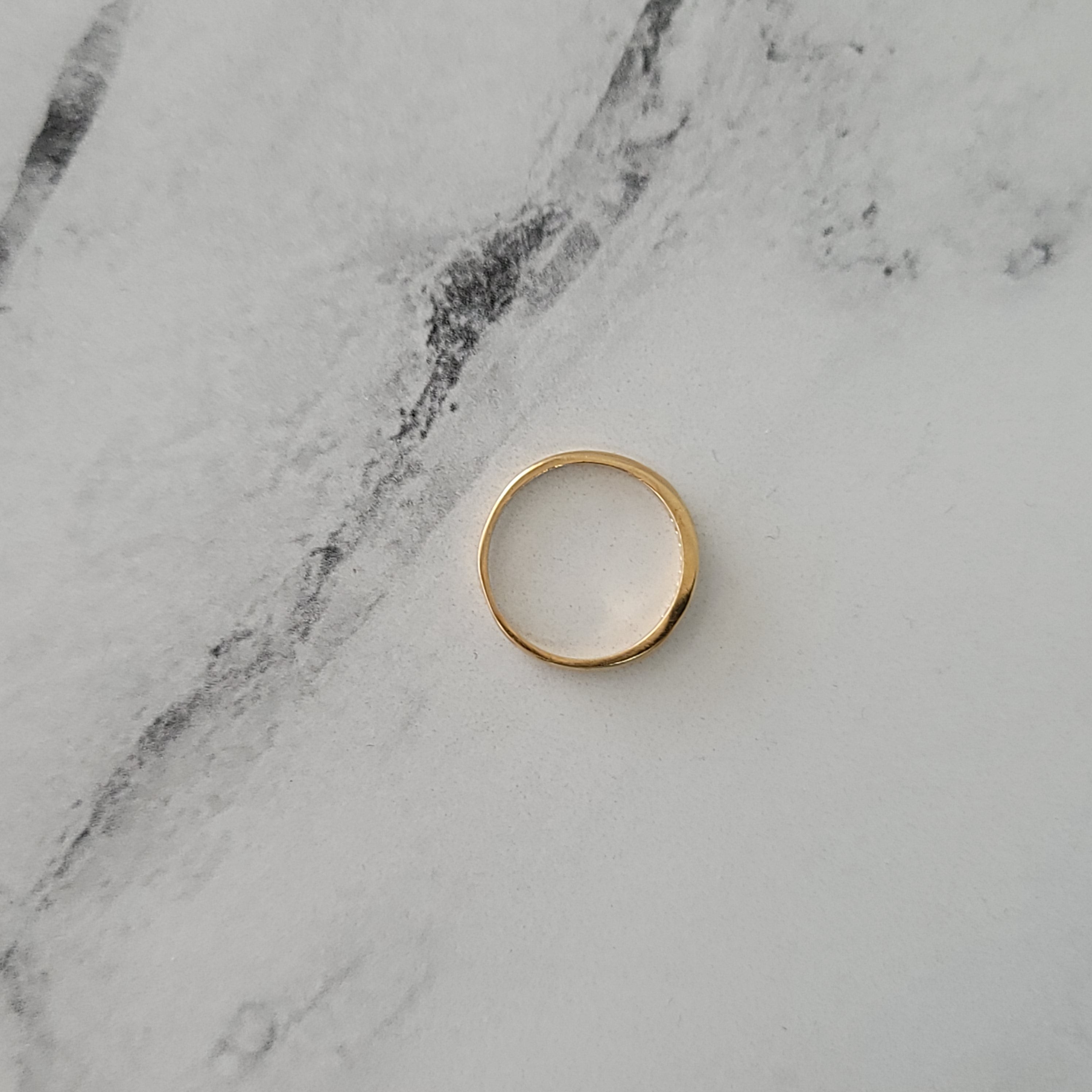 Delicada alianza de boda con diamantes pequeños