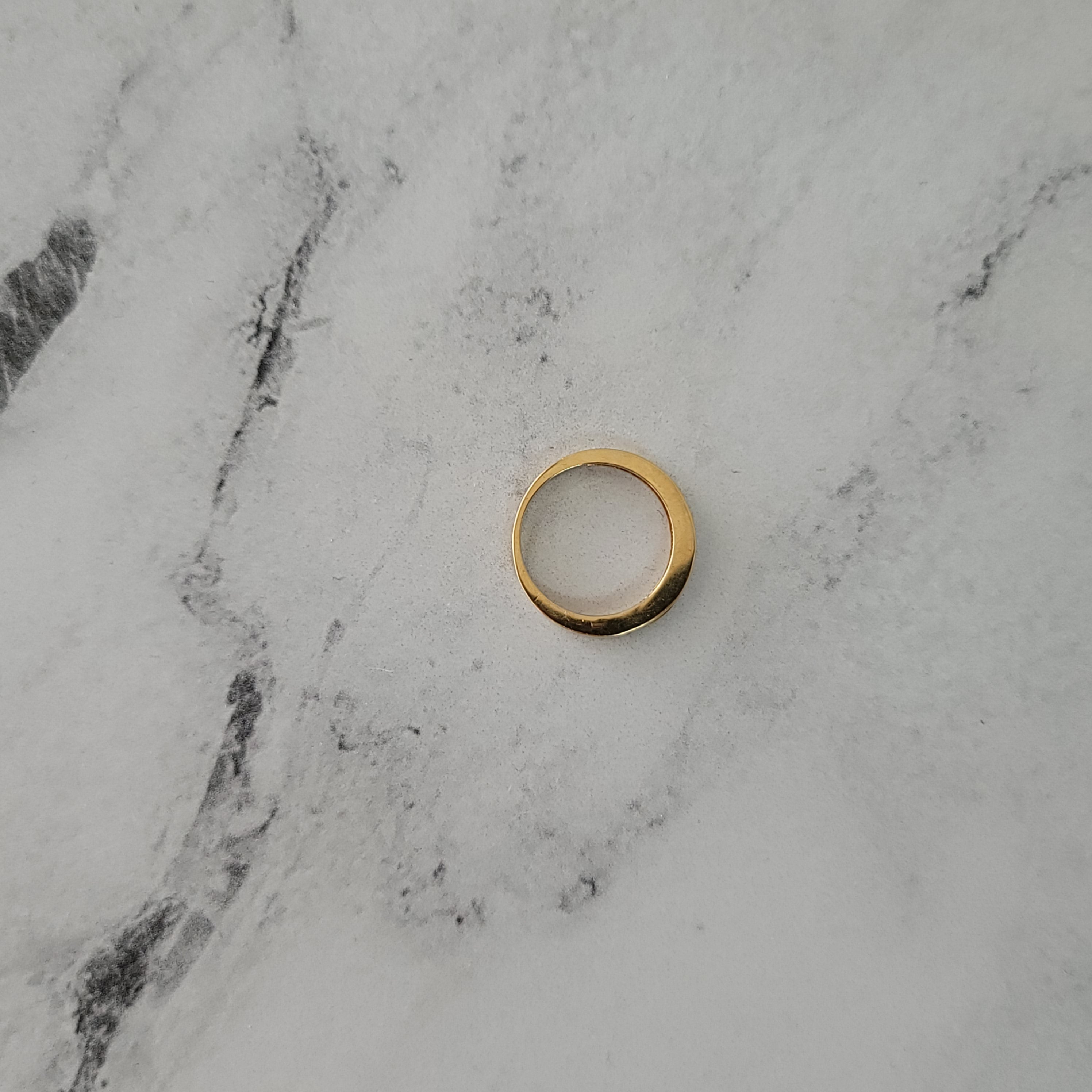 Alianza de boda con diamantes de talla princesa de medio quilate