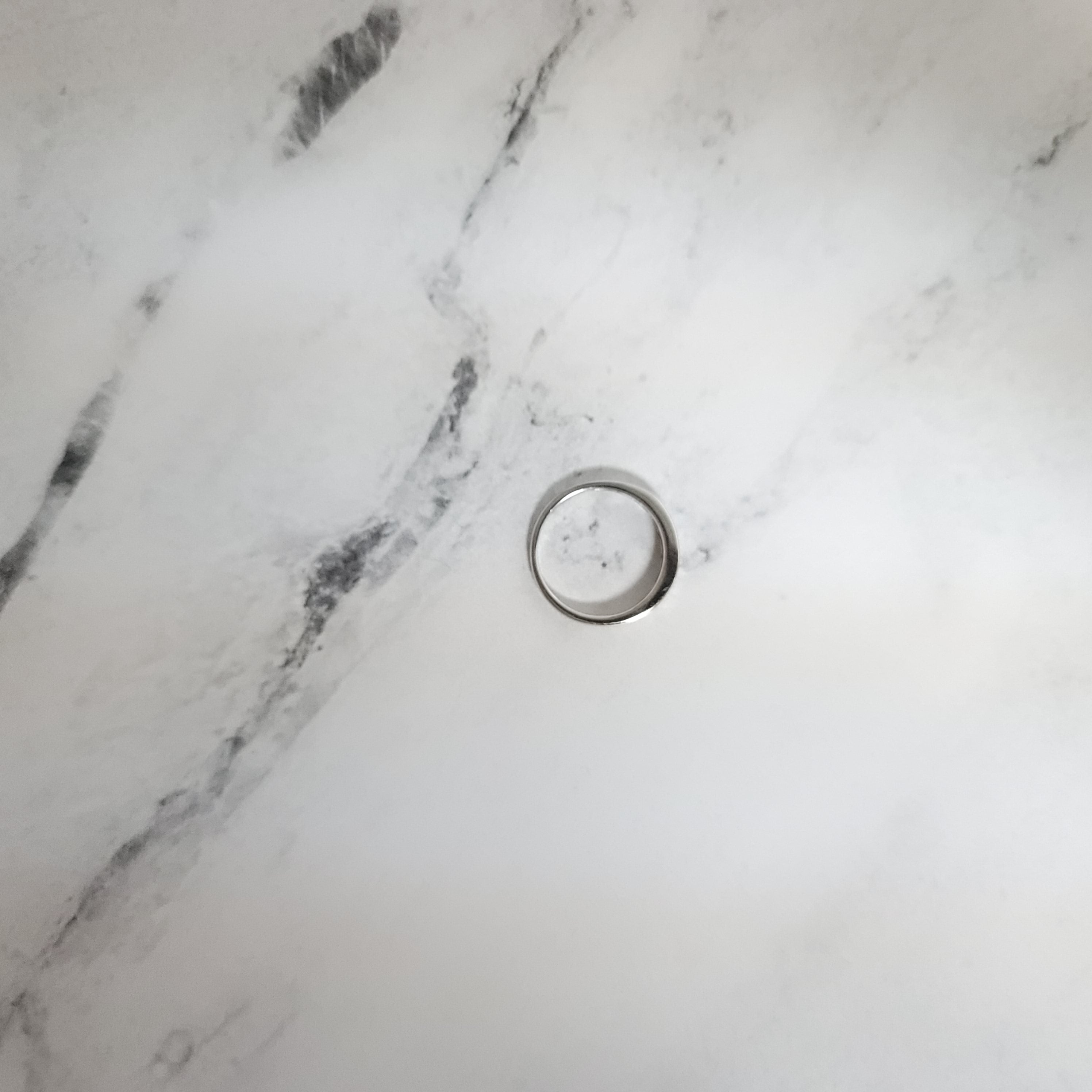 Banda de platino con diamantes de talla princesa de medio quilate