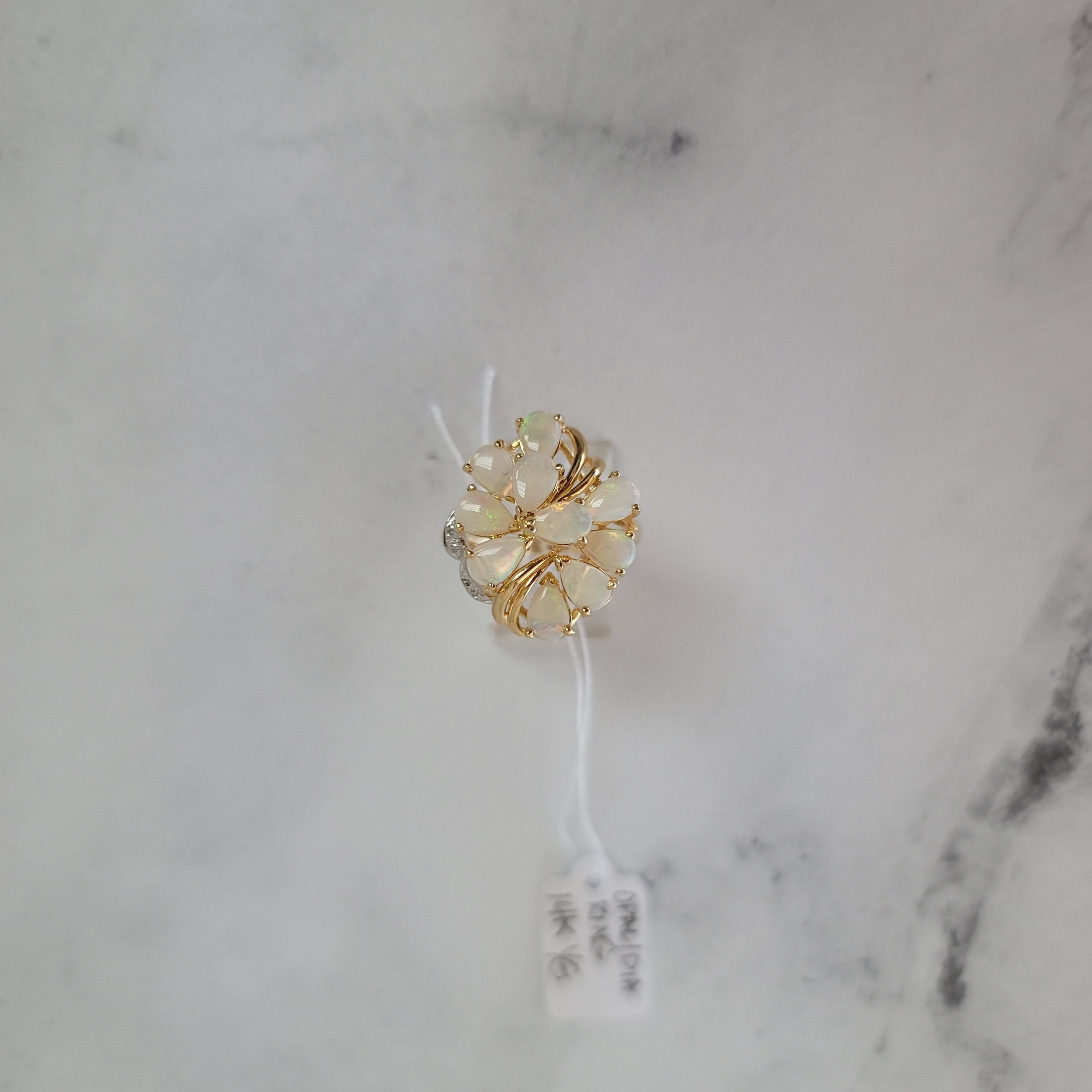 Anillo de ópalo en forma de pera con racimo de dos quilates