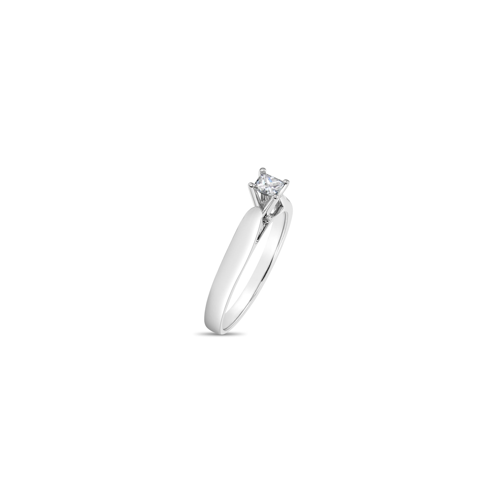 Anillo de compromiso con diamante solitario de un cuarto de quilate