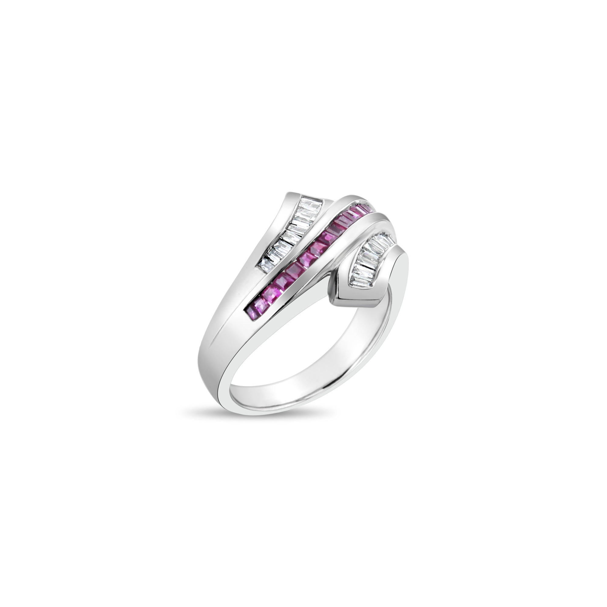 Anillo de cóctel con diamantes y rubí en talla baguette