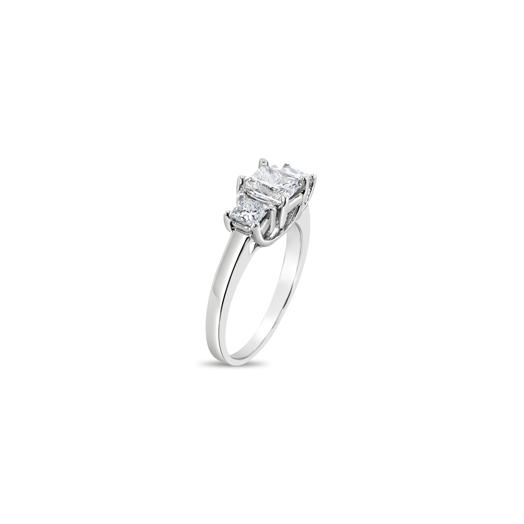 Anillo de compromiso con diamantes de tres piedras de talla princesa
