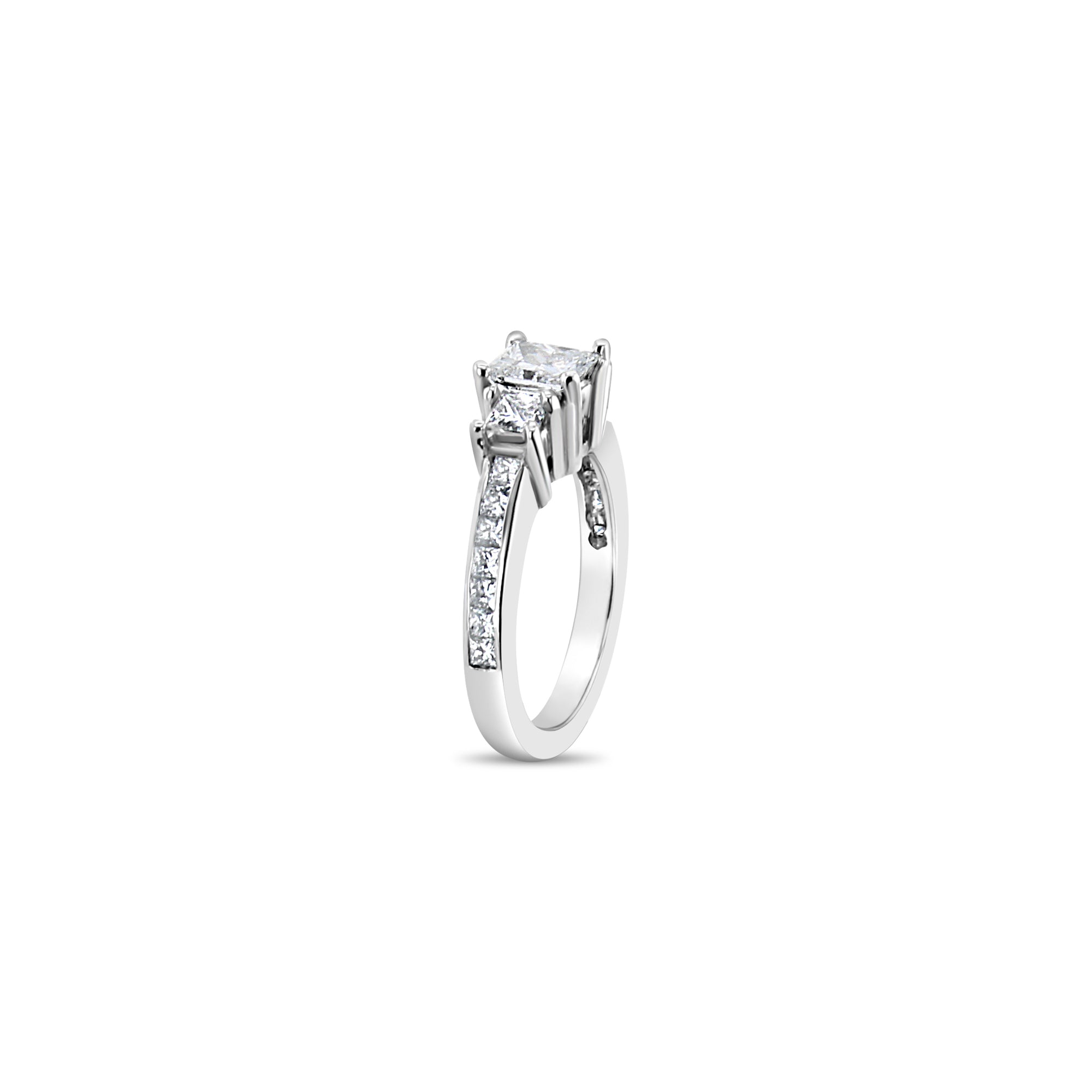 Anillo de compromiso con diamantes de tres piedras de talla princesa