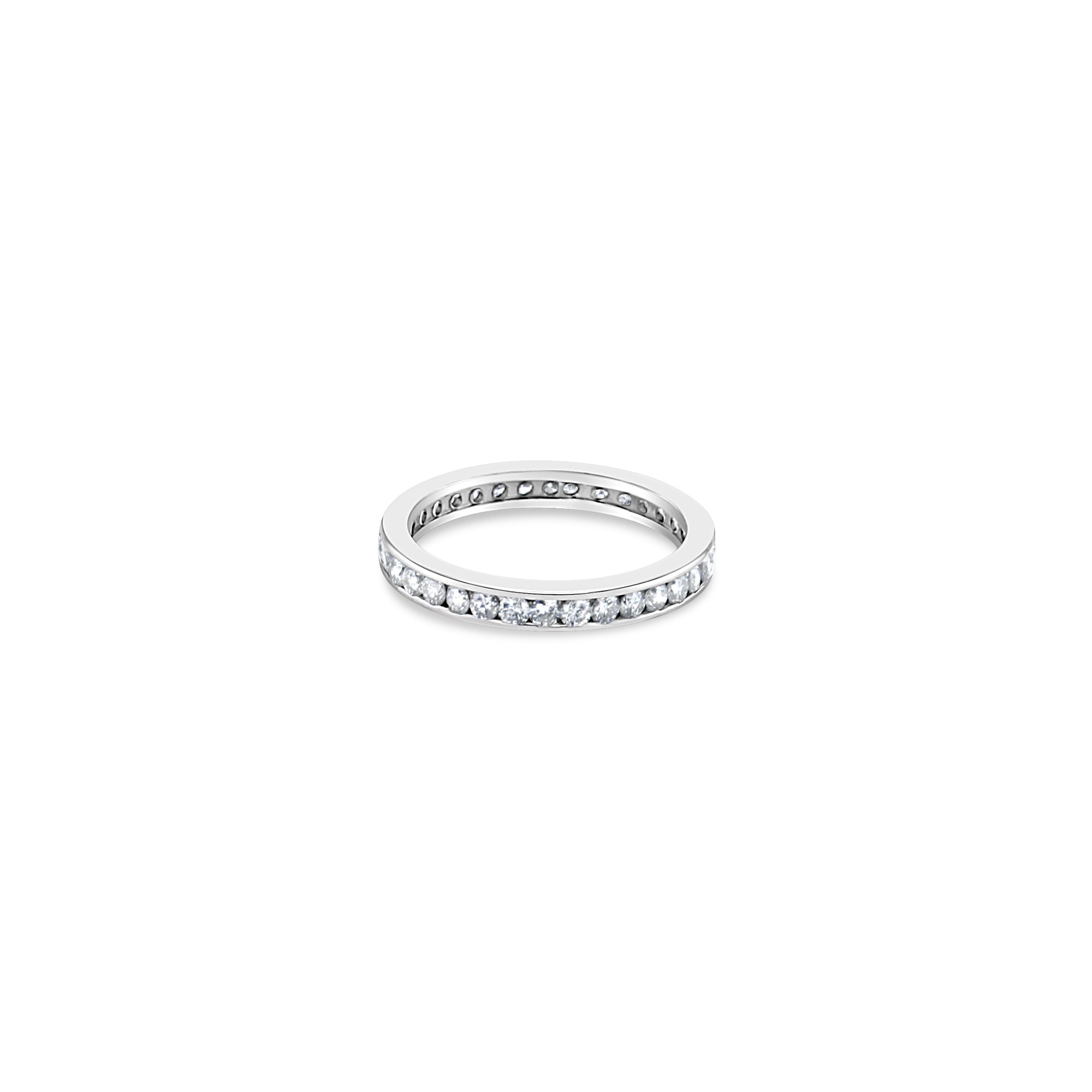 Alianza de boda con diamantes engastados en canal y eternidad de 0,94 ct en oro blanco de 14 k