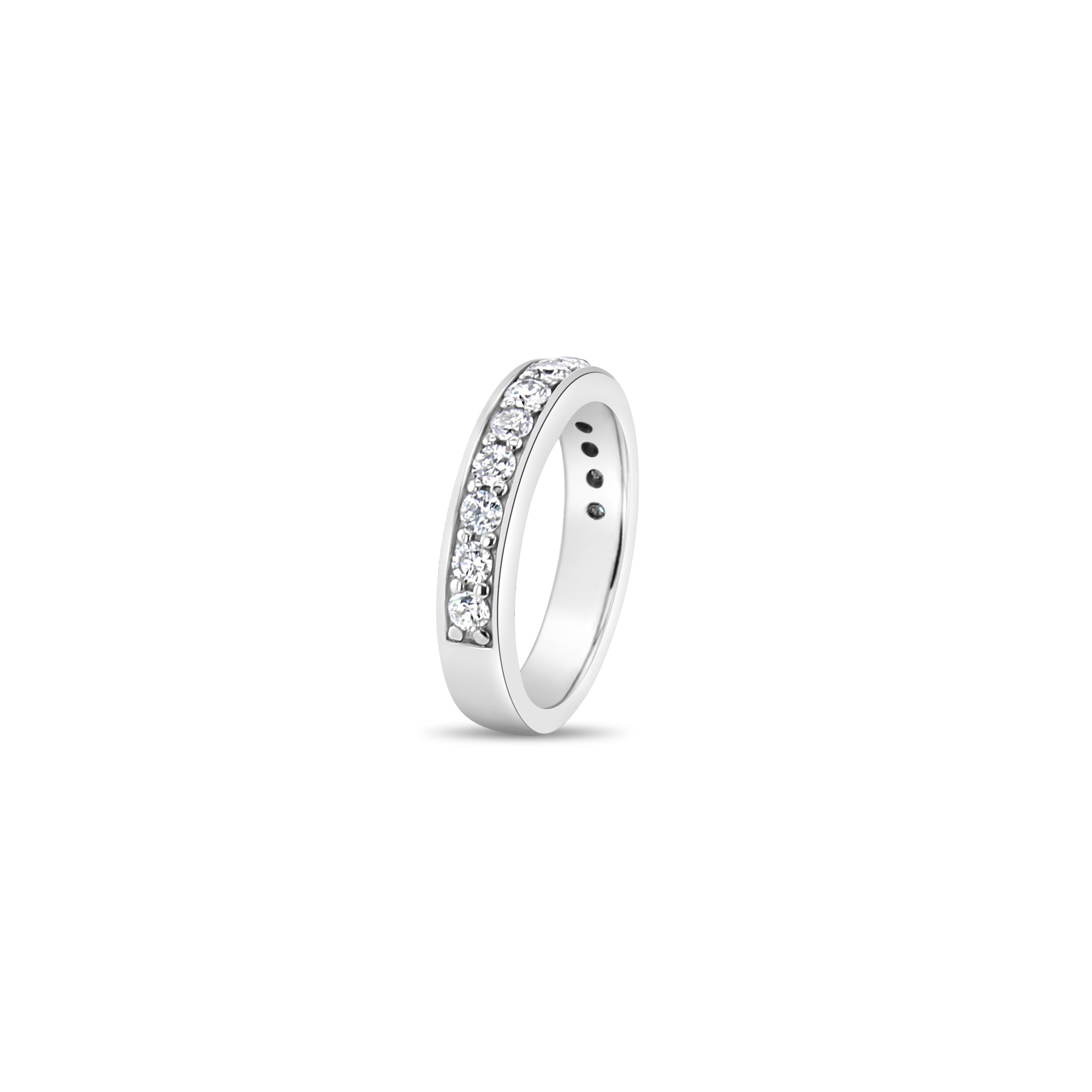 Alianza de boda con diamantes engastados en canal de un quilate en oro blanco de 14 k