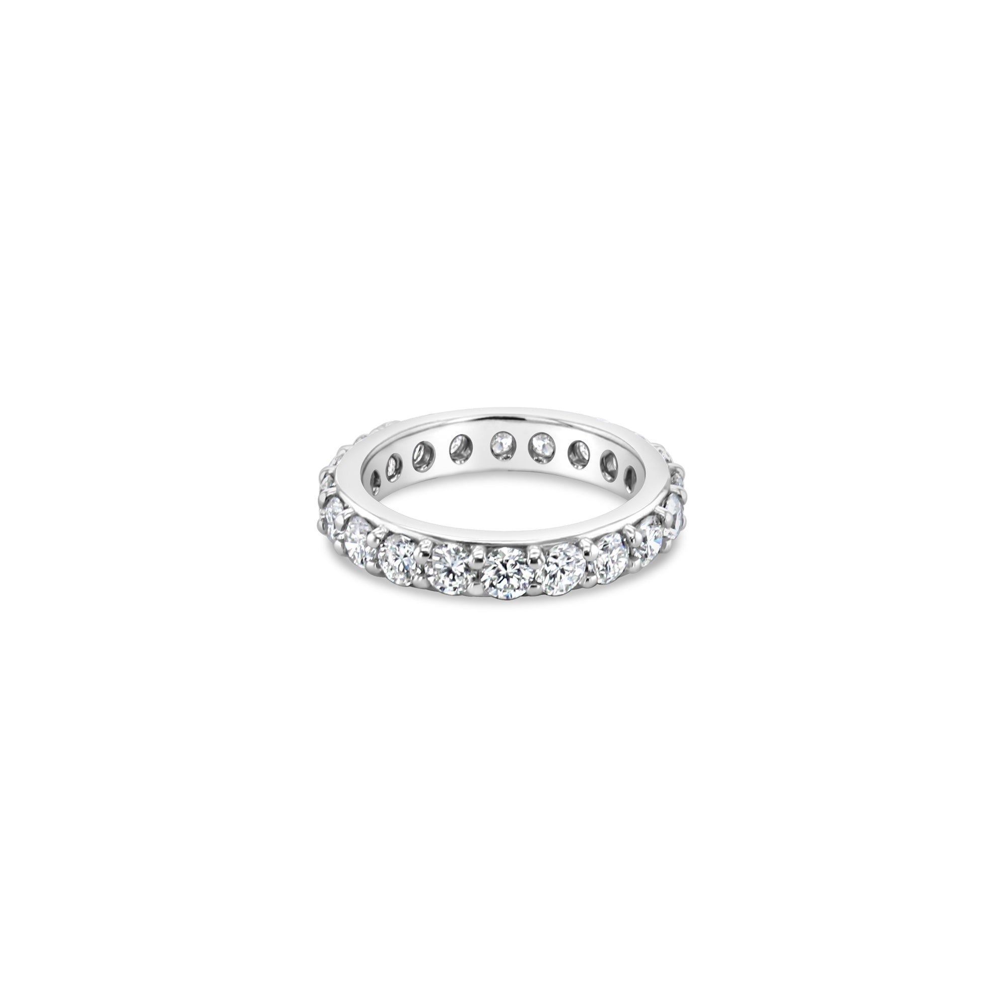 Alianza de boda de eternidad con diamantes de tres quilates