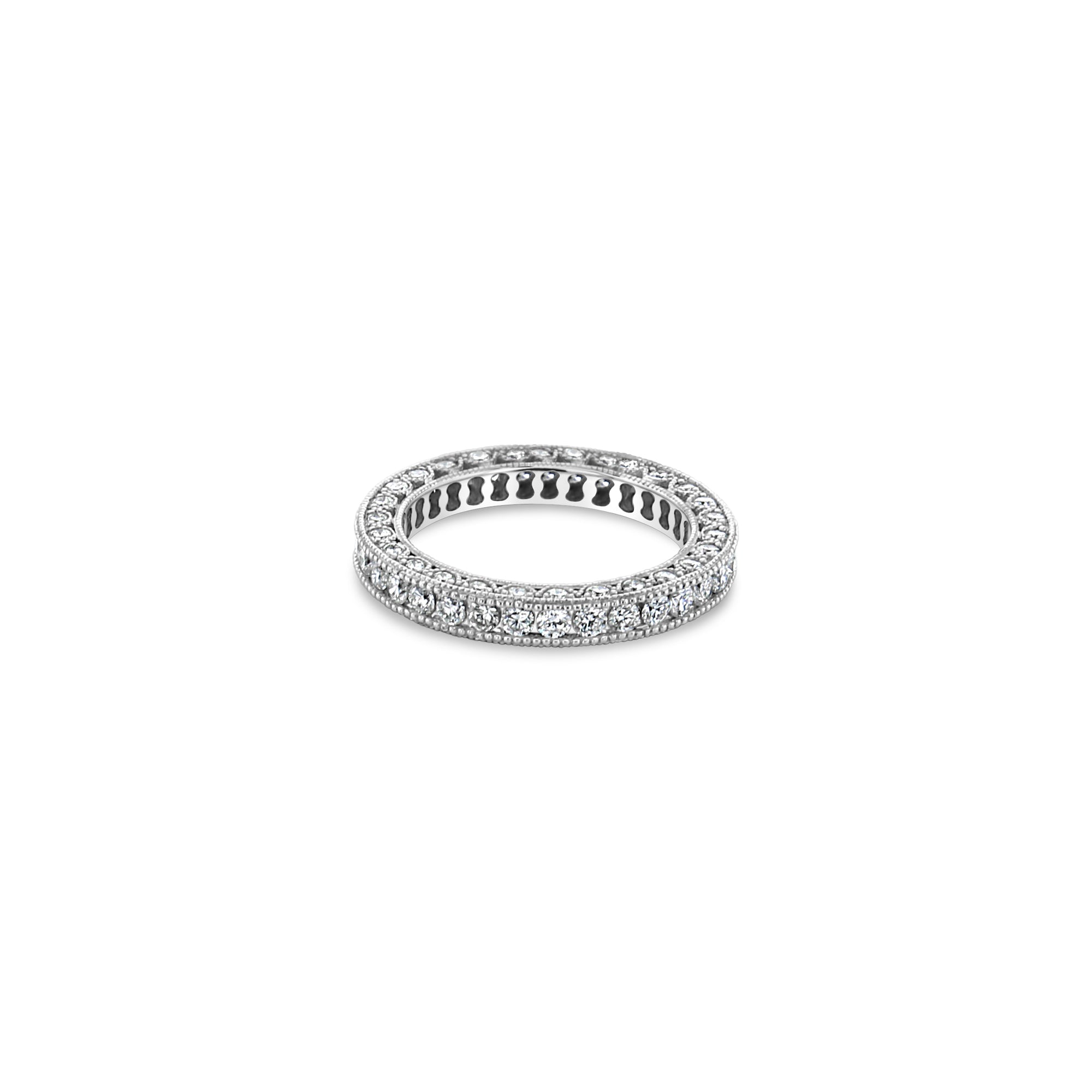 Alianza de boda con pavé de diamantes y engaste de cuentas en oro blanco de 14 k