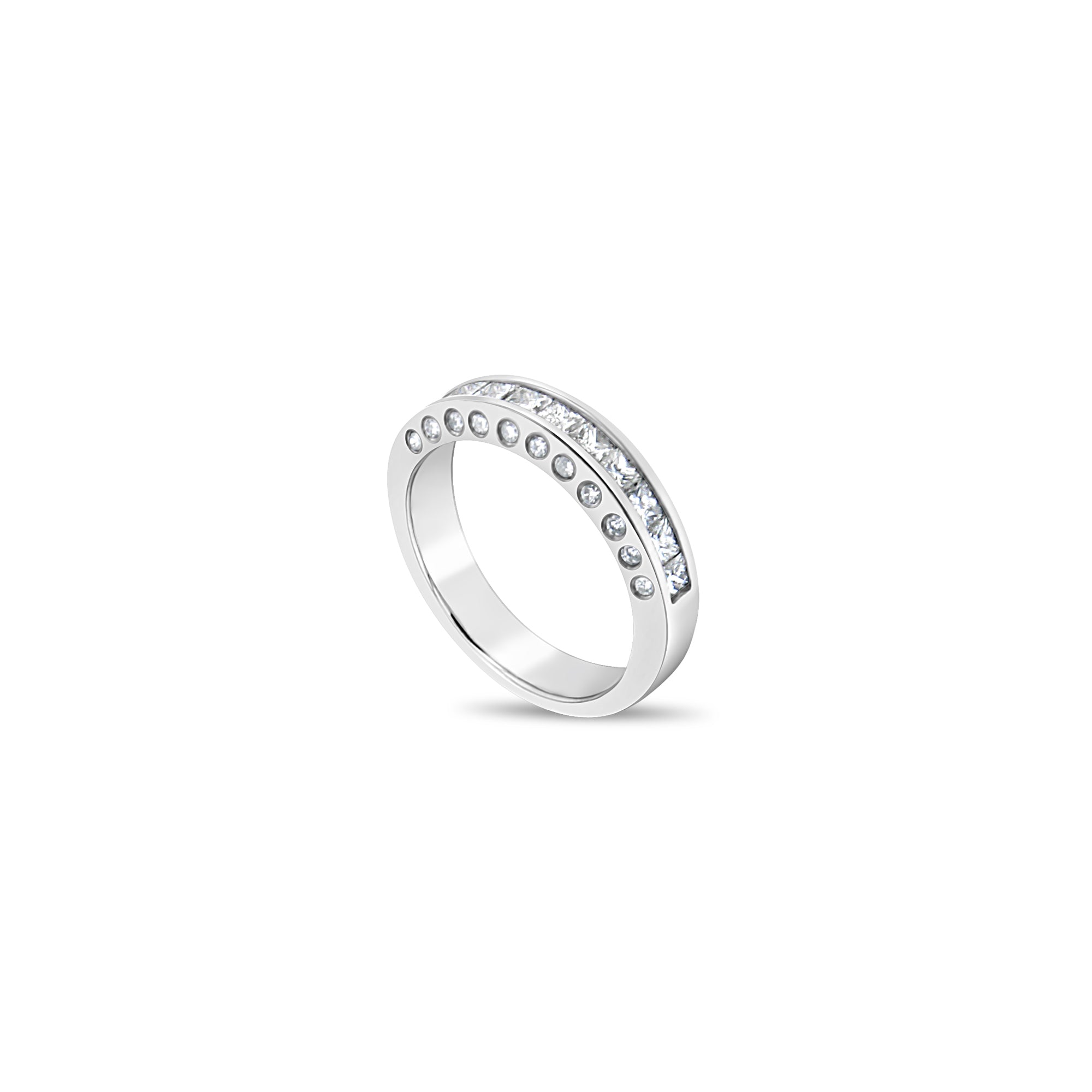 Banda de diamantes de talla princesa de un quilate en oro blanco de 14 k