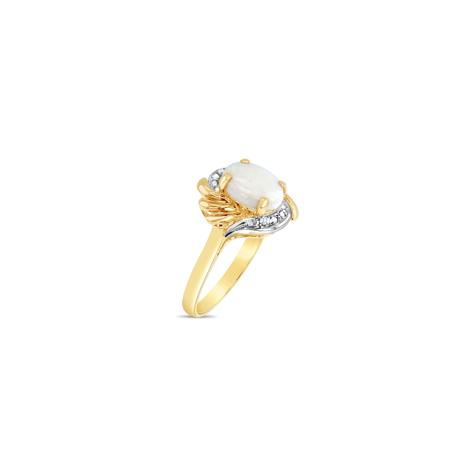 Anillo de ópalo ovalado con detalles de diamantes en oro amarillo de 14 k