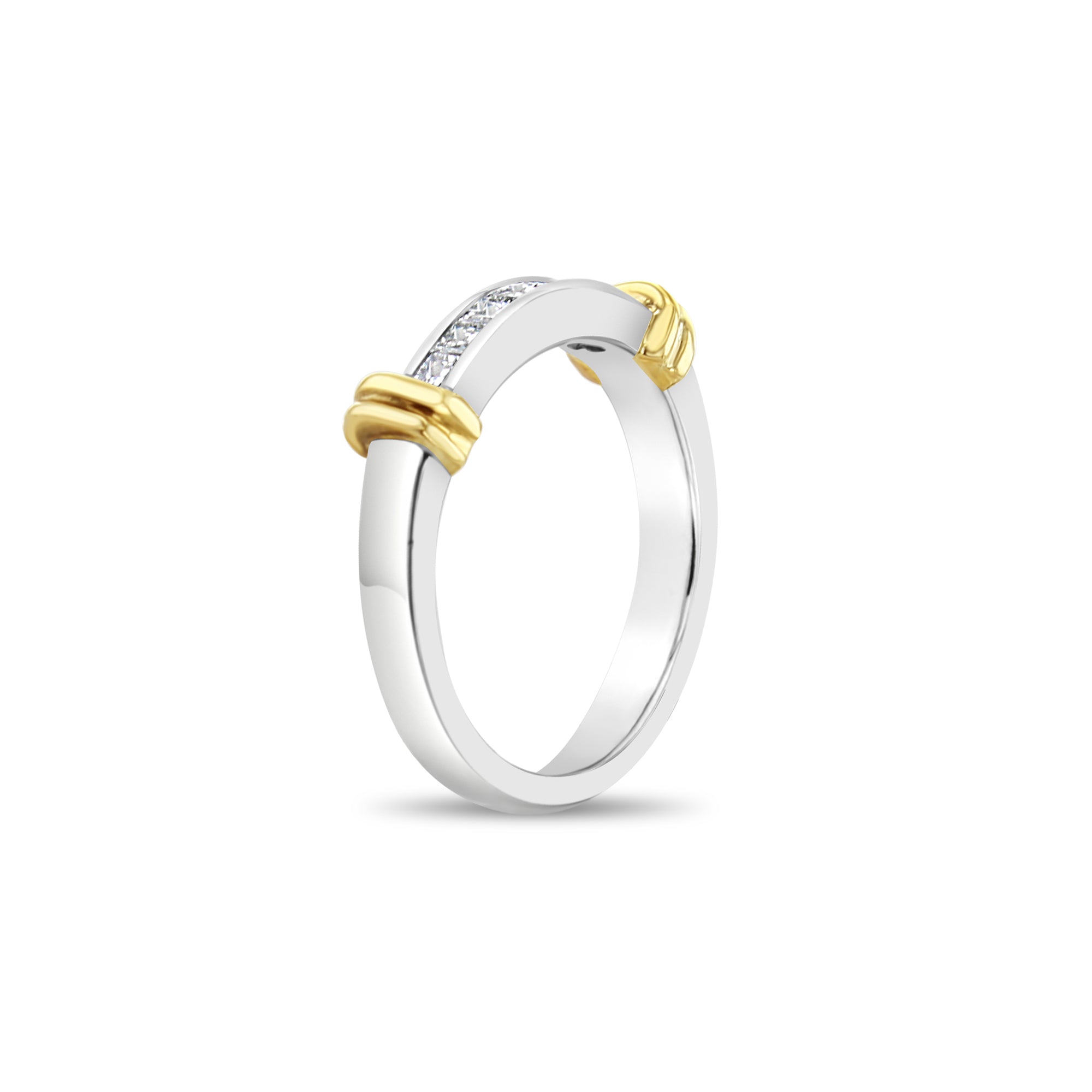 Alianza de boda con diamantes de talla princesa y diseño acentuado en oro de dos tonos de 14 k