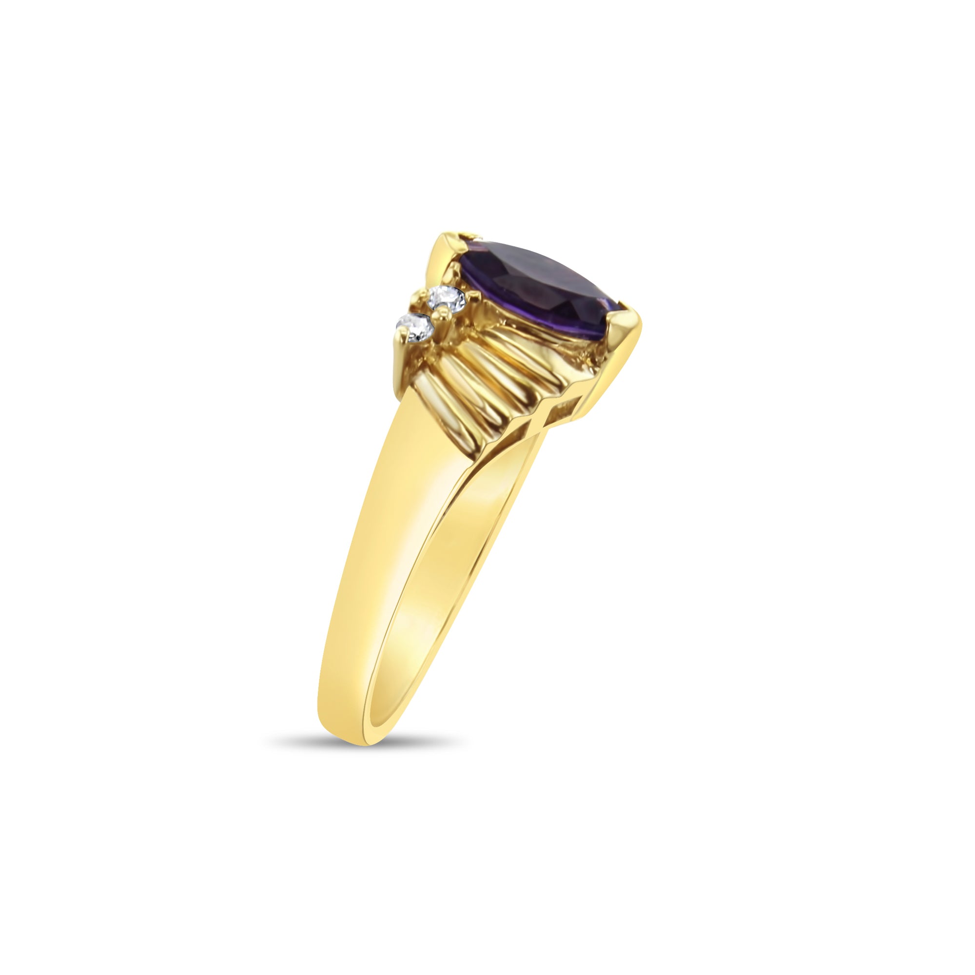 Anillo de oro con amatista marquesa en oro amarillo de 14 k