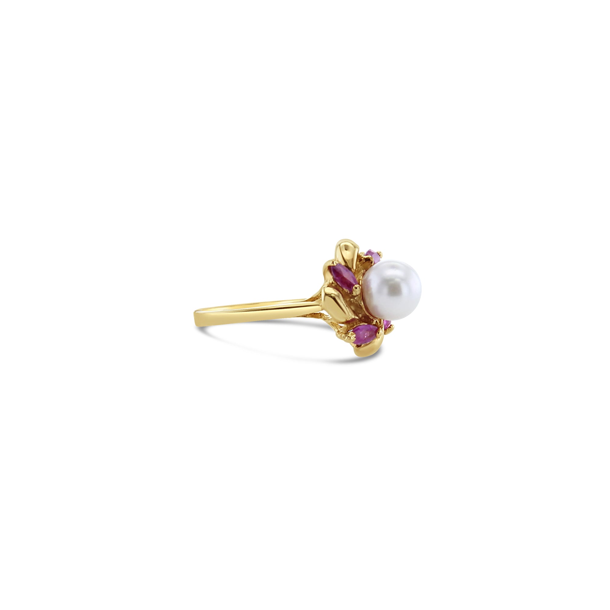 Anillo con centro de perla y detalle de rubí marquesa en oro amarillo de 14 k