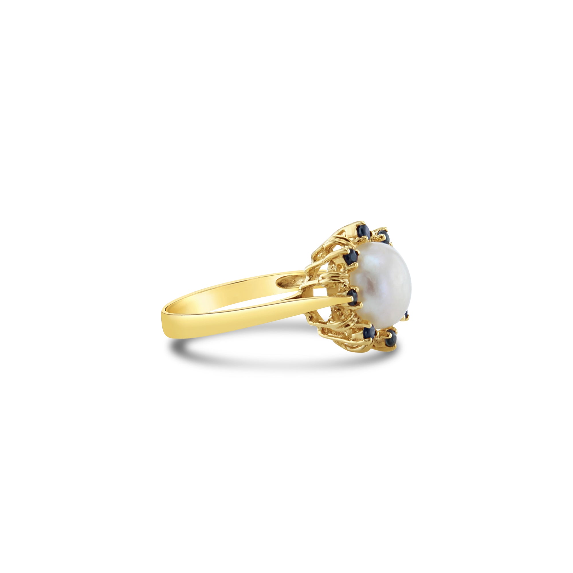 Anillo de perla de 8 mm con halo de zafiro en oro amarillo de 14 k