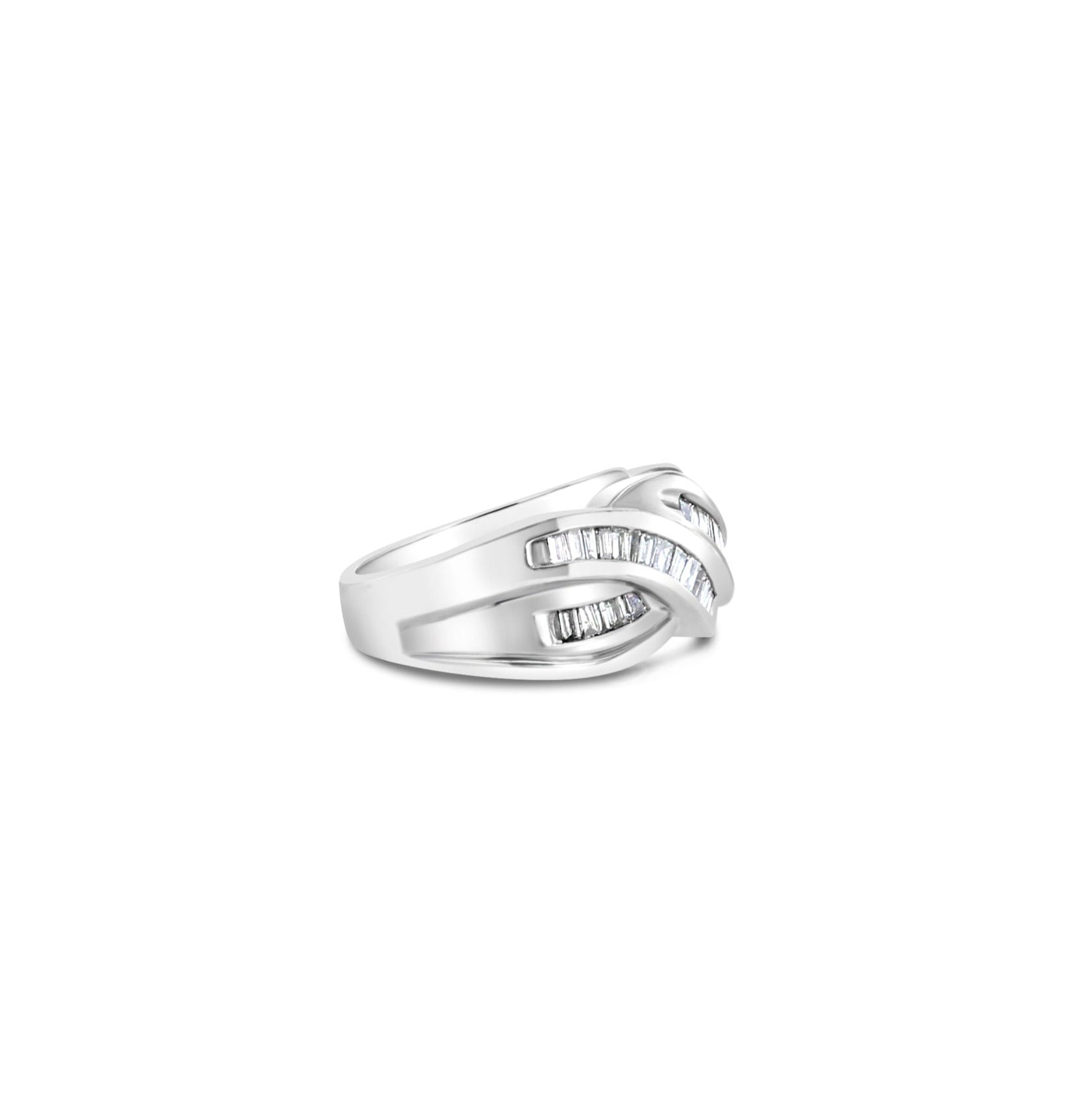 Anillo de cinta con diamantes de un quilate y talla baguette