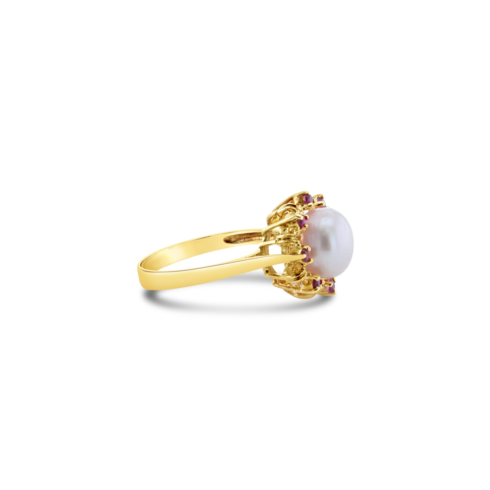 Anillo de perla de 8 mm con halo de rubí en oro amarillo de 14 k