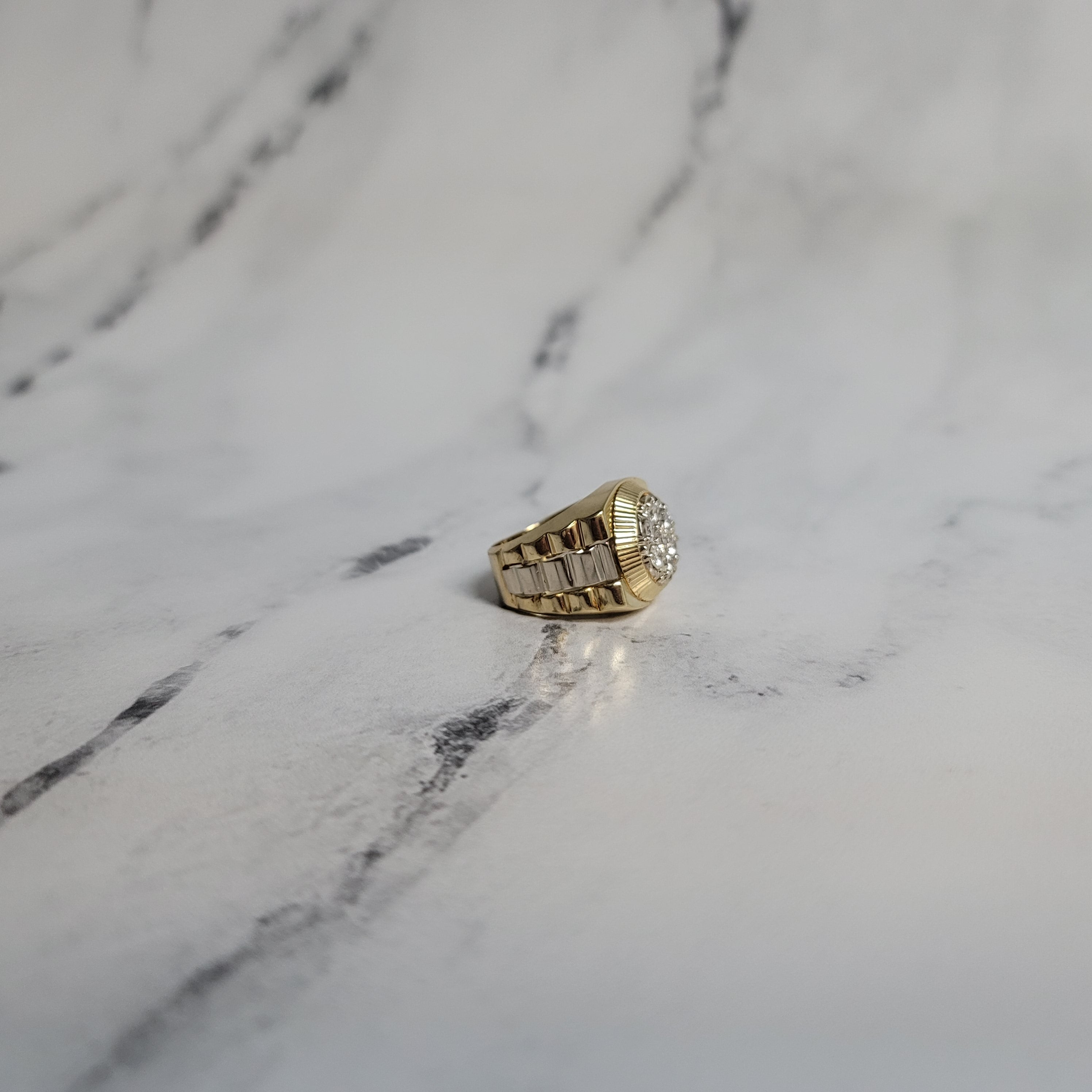 Anillo estilo Rolex con diamantes en racimo presidencial