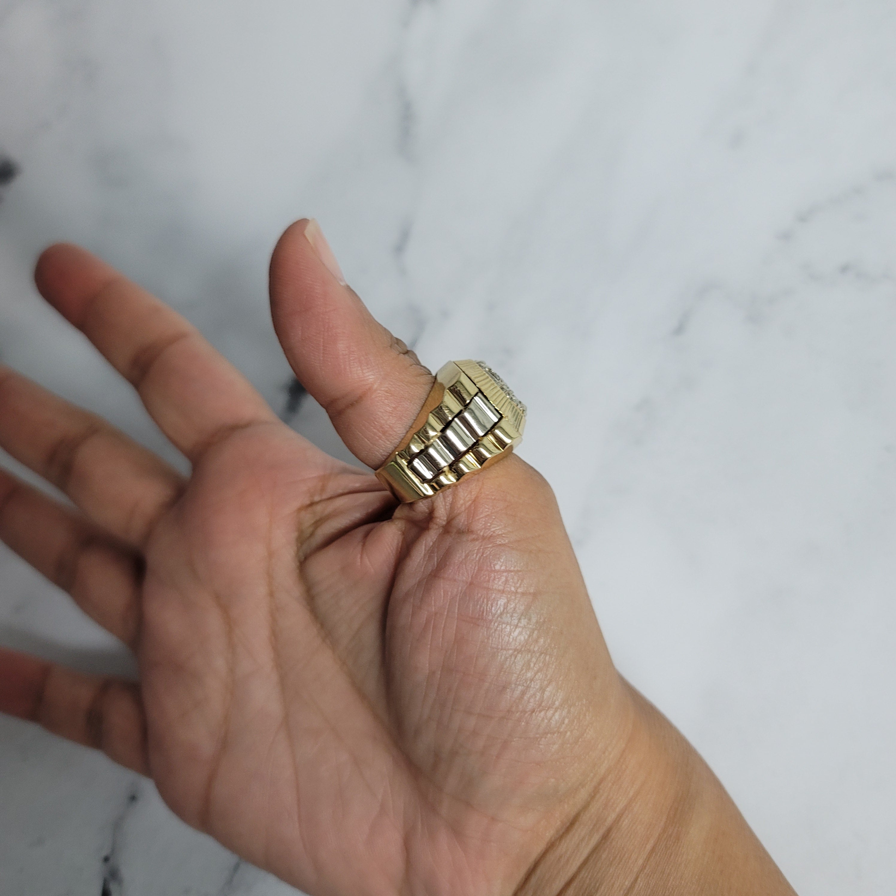 Anillo estilo Rolex con diamantes en racimo presidencial